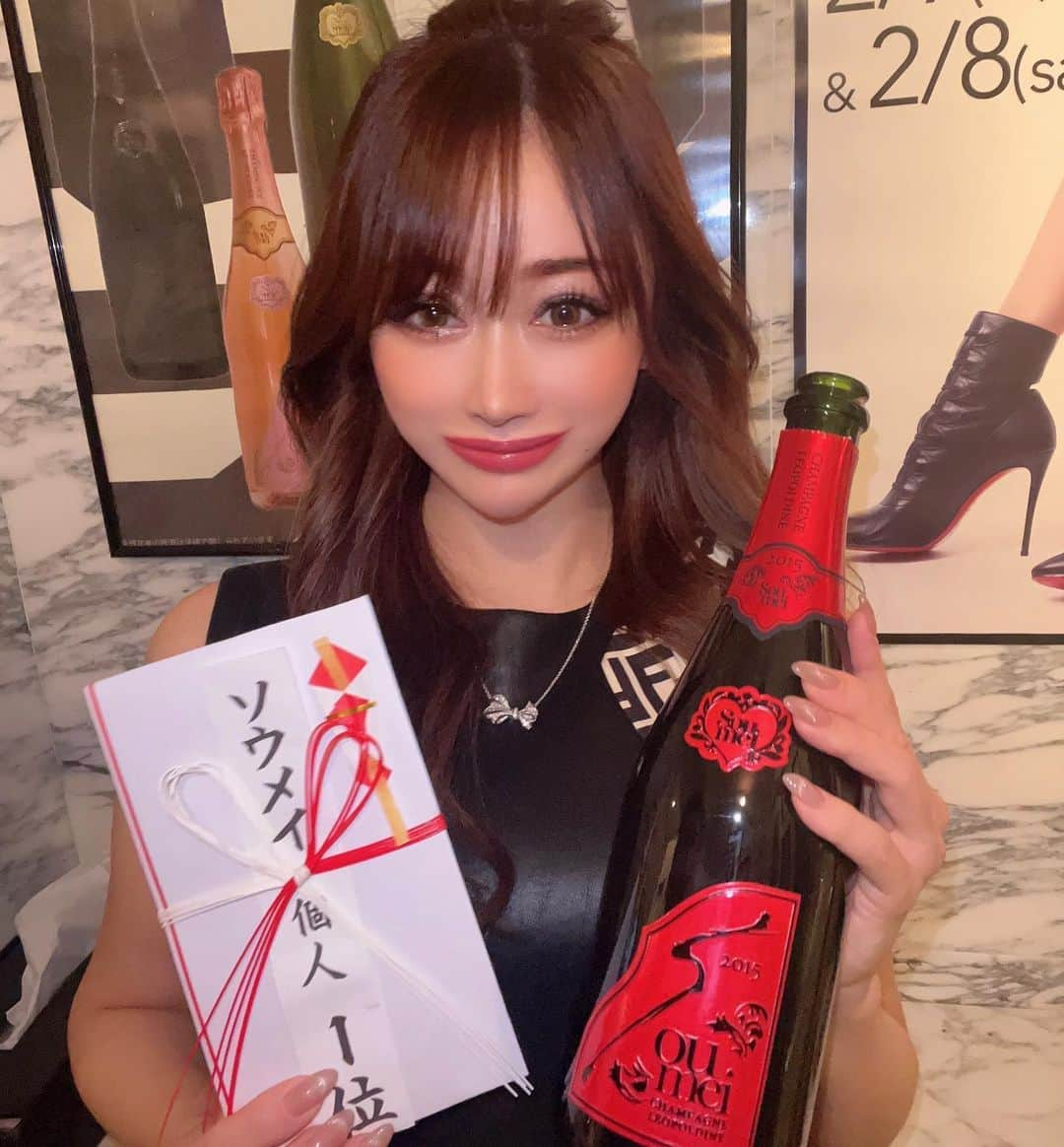 星咲るいのインスタグラム：「ソウメイレース2023 今年もグループ全店舗中1位でした🥇  3年連続1位は嬉しい🥹🫶 応援してくれるみんなのおかげです ありがとう愛してる  #soumei#ソウメイ#シャンパン#ソウメイレース#ソウメイガール#ホワイトステージ#星咲るい#錦#キャバクラ」