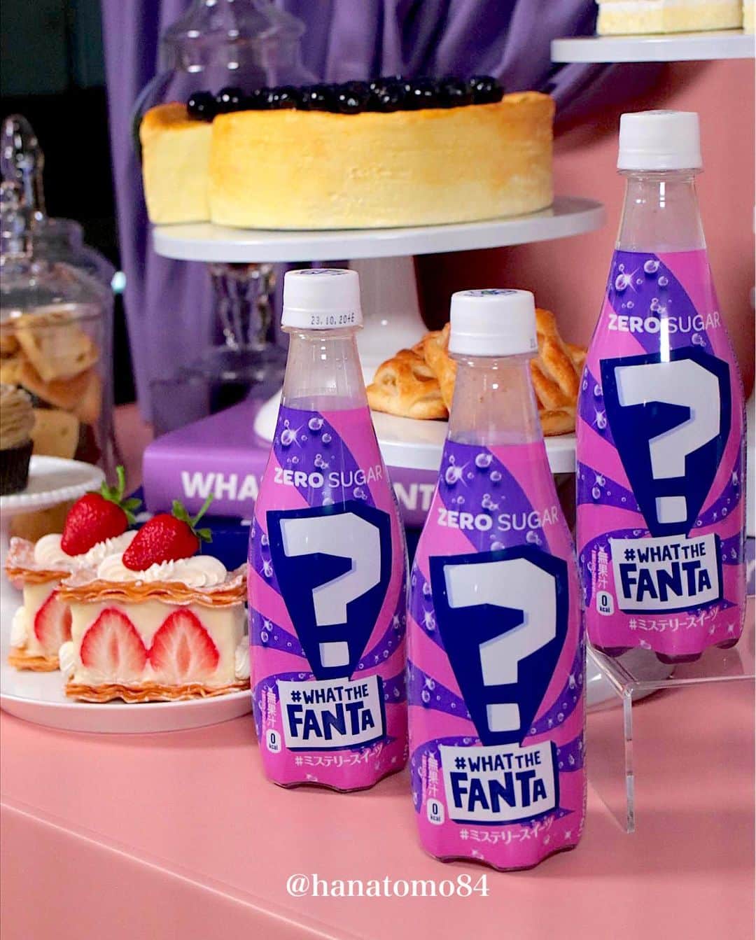 はなとものインスタグラム：「. . . 【 #ファンタミステリースイーツ @fanta_japan】  日本コカ･コーラのフルーツ炭酸飲料カテゴリーNo.1「ファンタ」ブランドから、昨年多くの話題となった「＃ What The Fanta」シリーズ第2弾となる「ファンタ ミステリースイーツ」を、2023年6月12日(月)より期間限定で新発売します。  「ファンタ」のミステリーフレーバーは「＃ What The Fanta」シリーズとして、2018年より東南アジアで発売を開始。ヨーロッパではSNSを中心に話題を席巻し、多くの国と地域で2021年に最も売れた「ファンタ」フレーバーとなりました！  そして昨年、ついに日本でも「ファンタ ミステリーブルー」が期間限定で販売され大人気に！  個人的にはファンタが大好きで、中でもファンタグレープは特にお気に入り。そんなファンタから未知なるフレーバーが出ることはファンにとってこの上ない喜びです。 今回の「ファンタ ミステリースイーツ」は、「あるスイーツの味」をイメージして作られたそう。  ちなみに6月12日(月)〜6月25日(日)までは、何味のフレーバーか言及しないそうです。  フレーバーの正解は6月26日(月)に放映予定の、ABEMAの人気番組「声優と夜あそび 繋（コネクト）」と「ファンタ」とのコラボレーション企画内で発表するって。  また、期間中に飲んで味を当てる「ファンタ ミステリースイーツ #味当てチャレンジ キャンペーン」を実施。※パッケージに記載されている二次元コードを読み取ってね。  家族や友人と一緒に味を予想しながら「ファンタ ミステリースイーツ」をぜひ堪能してみて！ ✴︎———✴︎———✴︎———✴︎———✴︎———✴︎———✴︎———✴︎——✴︎  #sponsored #ファンタ #新製品 #FANTA #コカコーラ #ファンタミステリー #炭酸飲料 #全国スイーツ #コンビニドリンク #コカコーラ部 #スイーツ #スイーツ部 #ファンタオレンジ #ファンタグレープ #デザート #炭酸飲料大好き #おうちカフェ」