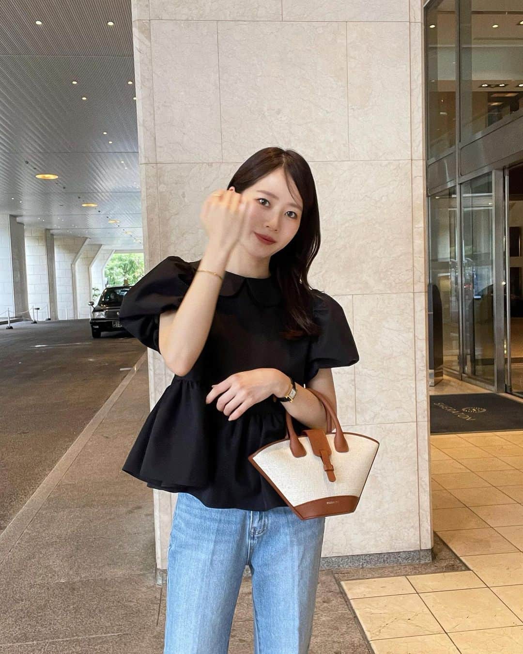 ハンナミのインスタグラム：「先日の 🖤  今週金曜日に発売のブラウスとデニム ˎˊ˗  このコーデお気に入り 🤭  blouse, denim #eneu (6.16-発売) bag #paris64 shoes #brenta」