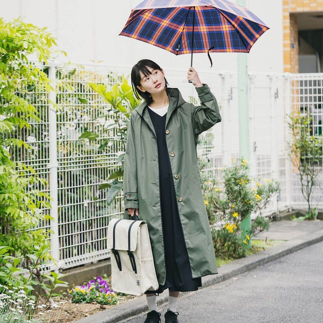 merのインスタグラム：「いよいよ全国各地で梅雨に突入☂  雨が続く憂鬱なシーズンも、なるべくおしゃれ＆快適に過ごしたいですよね。  今月の特集では、デザイン性と機能性を両取りした「レインコート」や接触冷感Tシャツなど、ジメジメとした梅雨の時季にサラッと着られる機能的なお洋服をご紹介🤍⸝⋆  機能性とおしゃれを両立した優秀アイテムをまとって、快適に梅雨を過ごしましょう♪」