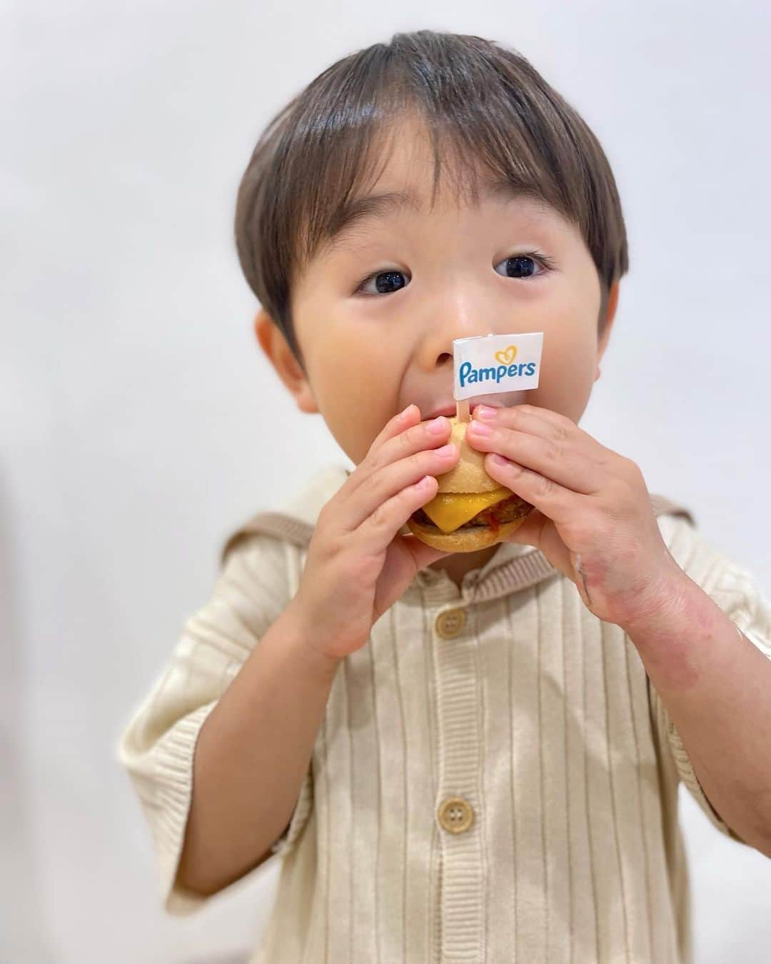 渡辺順子のインスタグラム：「先日 #パンパースアンバサダー のイベントに参加してきました🎪  いおまるは Pampersのフラッグの付いた かわいいバーガーに 容赦なくガブッッ😋w おもちゃと美味しいご飯にご満悦の様子だったw  前回のアンバサダーイベント(工場見学)の際には 👦🏻の急な発熱で残念ながら参加出来なかったから 今回参加してお話出来て楽しいひと時でした🩵  2枚目の写真にある数字【6720】は 何の数だと思います❓  "枚"って小さく書いてあるから 分かっちゃうかな  👦🏻が生まれてからこれまでに 使ったおむつの枚数なんです  まだまだトイトレ中で 長時間のお出かけの時や夜は #おやすみパンツ に お世話になりっぱなし🌙  そんなこんなで 7000枚突破も夢じゃない!?w これからも頼りにしてます🩵  関係者の皆さま このような素敵なイベントを 開催して下さりありがとうございました  #パンパース #さらさらケア #Pampers #3歳男の子 #3歳男の子のママ #成長の証 #成長の記録 #子どもとおでかけ #ワンオペママ部 #ワンオペお出かけ」