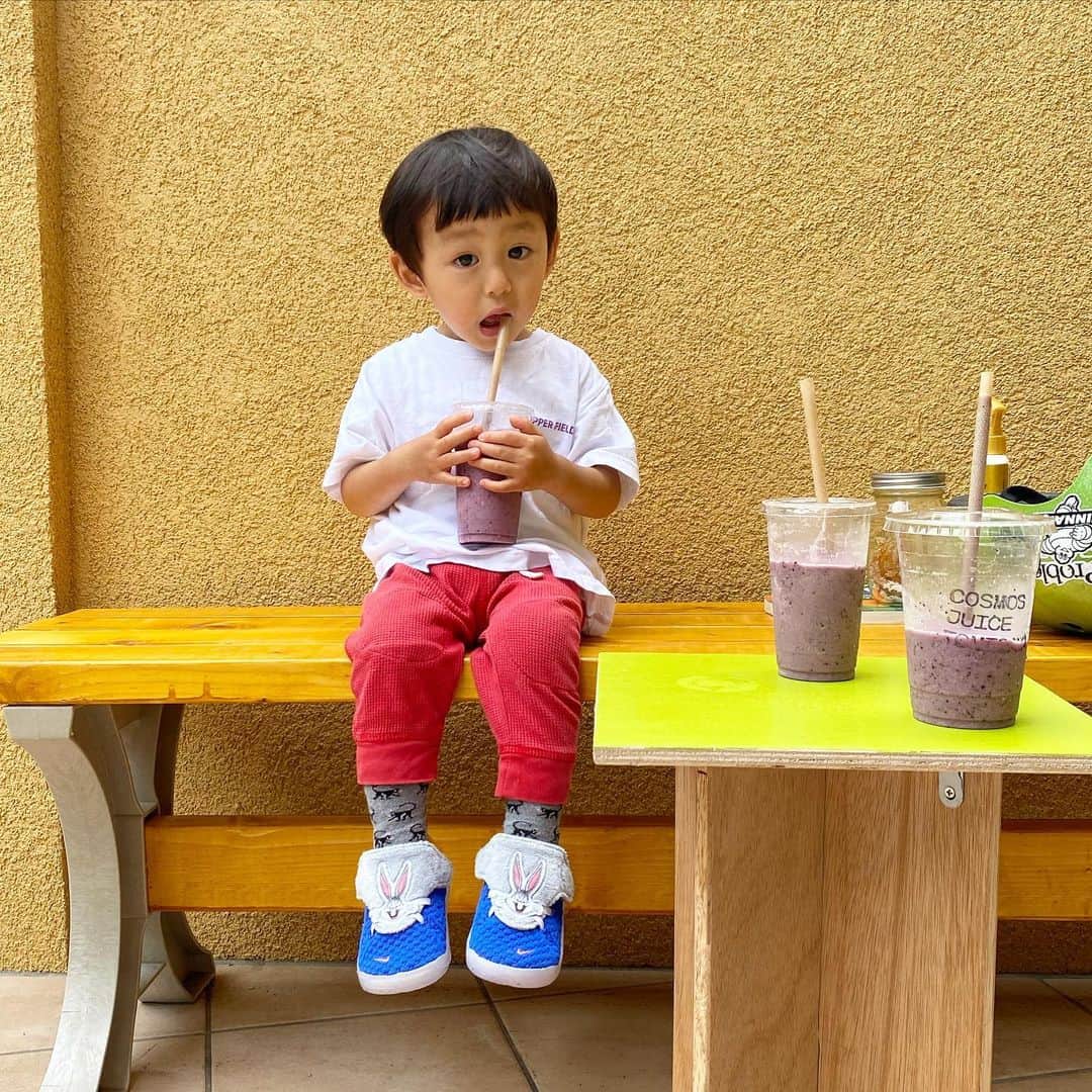 YOPPYのインスタグラム：「. 最近　やっと　ジュースの存在を知りました　by No.2  ジュース飲むなら　白砂糖の罪悪感だけは 避けたい　子育て奮闘中おかんなあたし  ジュースは　もぅしゃーなし でもでもでも 白砂糖だけは絶対避けたい そこんところだけでも　ナチュラル思考でいかせてもらいます  なんと言われようが4649！  そして ここのジュース❗️ もぅ 完全安心安全❗️  @lono3 くん @maointhepark ちゃん 夫婦がオープンさせた ジューススポット @cosmosjuice_tomigaya ❗️  本当におすすめです 攻めてる営業時間も 2人の感じも お店も なんといっても　 ロノ4(2人の赤ちゃん)  おすすめどころじゃない騒ぎです  絶対行かな損してます」