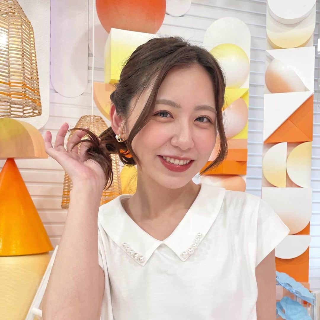 小山内鈴奈のインスタグラム：「久しぶりに 髪をまとめてみました！  暑さ＆湿気対策！！  明日もよろしくお願いします🐌  #癖っ毛には #つらい季節 #エアコンのタイミング迷子」