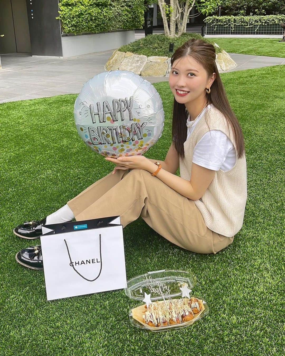 足立沙織さんのインスタグラム写真 - (足立沙織Instagram)「. 最近のいろいろ🫶🏻  夏服を着る日が多くなってから @matow_jp の腕時計を 毎日のようにしてる🕰️☁️  ブラウンレザーに華奢なデザインが 可愛くてどんなコーデにも合う◎！  そして大好きな三人に早めに誕生日を お祝いしてもらいました♡  ほんといつも笑い堪えんくて 体調のコンディションが良くない日も みんな被っとるのも笑った🤣  アイシャドウ大事に使います🪄  . #matow#マトウ#腕時計#腕時計コーデ #ピクニック#ピクニック日和#PR   #夏服#夏服コーデ#福岡大名ガーデンシティ#福岡#福岡カフェ#ベージュコーデ#ニットベスト#ユニクロ#ユニクロコーデ#ザラ#ザラコーデ#ピクニックコーデ#ハーフアップ#ヘアアレンジ簡単#淡色女子#좋아요반사#좋아요꾹#데일리룩코디」6月12日 20時07分 - sao_ri_17