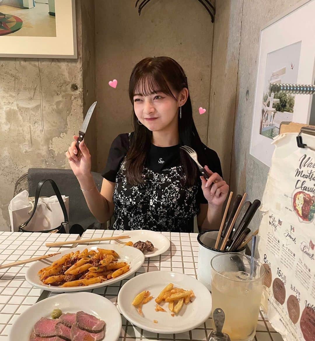 千葉祐夕のインスタグラム：「📍#worldmeatballclassic    私のオススメの #新宿カフェ  ここの肉団子が激ウマなの〜。  雨の日に言ったからくるりんぱハーフアップ（？）したよ、 かわいい、、？🥺」