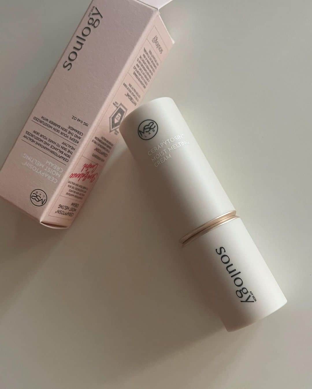 micoのインスタグラム：「@my_skin_soulogy_jp_official　 ⁡ Qoo10メガ割、本日最終日ですね💕 わたしの最近のお気に入りで みなさまにも絶対ゲットして欲しいアイテムが、 Qoo10JAPAN🇯🇵先行発売中の セラフィトシンモイストメルティングクリーム🍦 ⁡ ⁡ 持ち運びができて、片手です〜っと👋🏻 メイクの上からも簡単に保湿ケアが可能な スティッククリームが登場しました🪄 ⁡ 韓国ドラマでもこういったスティックで 保湿ケアをするシーンを見た方も多いのでは？🎬 ⁡ 乾燥が気になる部分に さっと塗るだけでしっかり保湿してくれてお肌に弾力が🫶🏻 目元、口元、首筋などマルチに使えるので 日頃からポーチに入れて持ち歩いておくのがおすすめです♡ ⁡ My Skin Soulogy Qoo10公式ショップで 今夜中にお得に購入してくださいね🌛✨ ⁡ ⁡ #myskinsoulogy #マイスキンソロウジー #クリームスティック #韓国コスメ #保湿ケア #qoo10メガ割 #qoo10購入品 #qoo10 #💕」