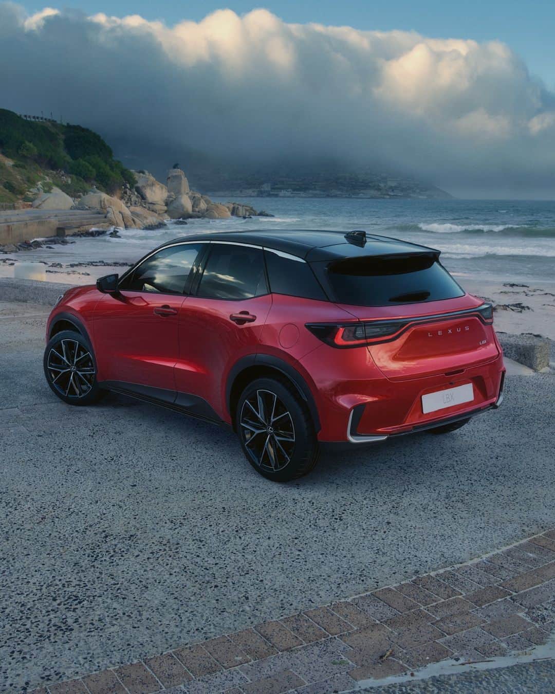 Lexus UKさんのインスタグラム写真 - (Lexus UKInstagram)「Get ready to experience the everyday extraordinary. All-new #LexusLBX.」6月12日 20時15分 - lexusuk