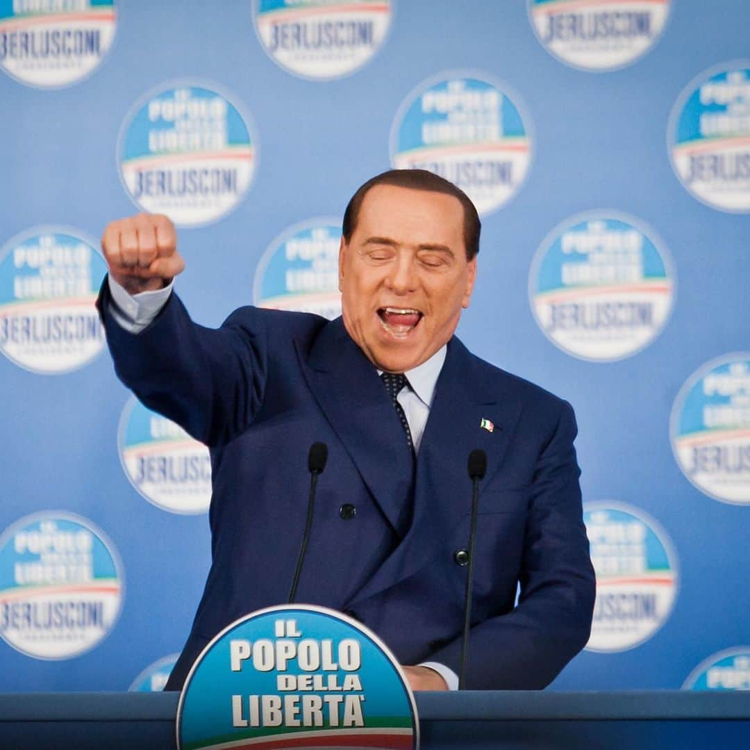 Vogue Italiaさんのインスタグラム写真 - (Vogue ItaliaInstagram)「Silvio Berlusconi è mancato a 86 anni, e ci vorrà del tempo per capire se politicamente abbiamo imparato qualcosa dal trentennio di cui è stato protagonista. Possiamo intanto riflettere sul fatto che sia stato l'ultimo personaggio pre-social, pre-placement, pre-qualsiasi-cosa-possa-servire-per-fare-un-like. Il suo stile, in termini di look ma anche propriamente di stile di vita, aveva una genuinità oggi irreplicabile, anche solo per l'ossessiva analisi che si fa ormai abitualmente a proposito di ogni passo (specialmente se falso) dei personaggi pubblici. Genuinità che abbiamo dovuto amare o odiare, difficile restare nel mezzo, come difficile non amare o odiare certi simboli che resteranno sempre legati a lui: la Costa Smeralda, il golf annodato sulle spalle, il karaoke, l'abbronzatura, gli abbracci, le scarpe con il tacco, la milanesità come valore, la bandana, il culto per i soldi, il doppiopetto blu. Leggi l’articolo di @federicasalto al nostro link in bio.」6月12日 20時15分 - vogueitalia