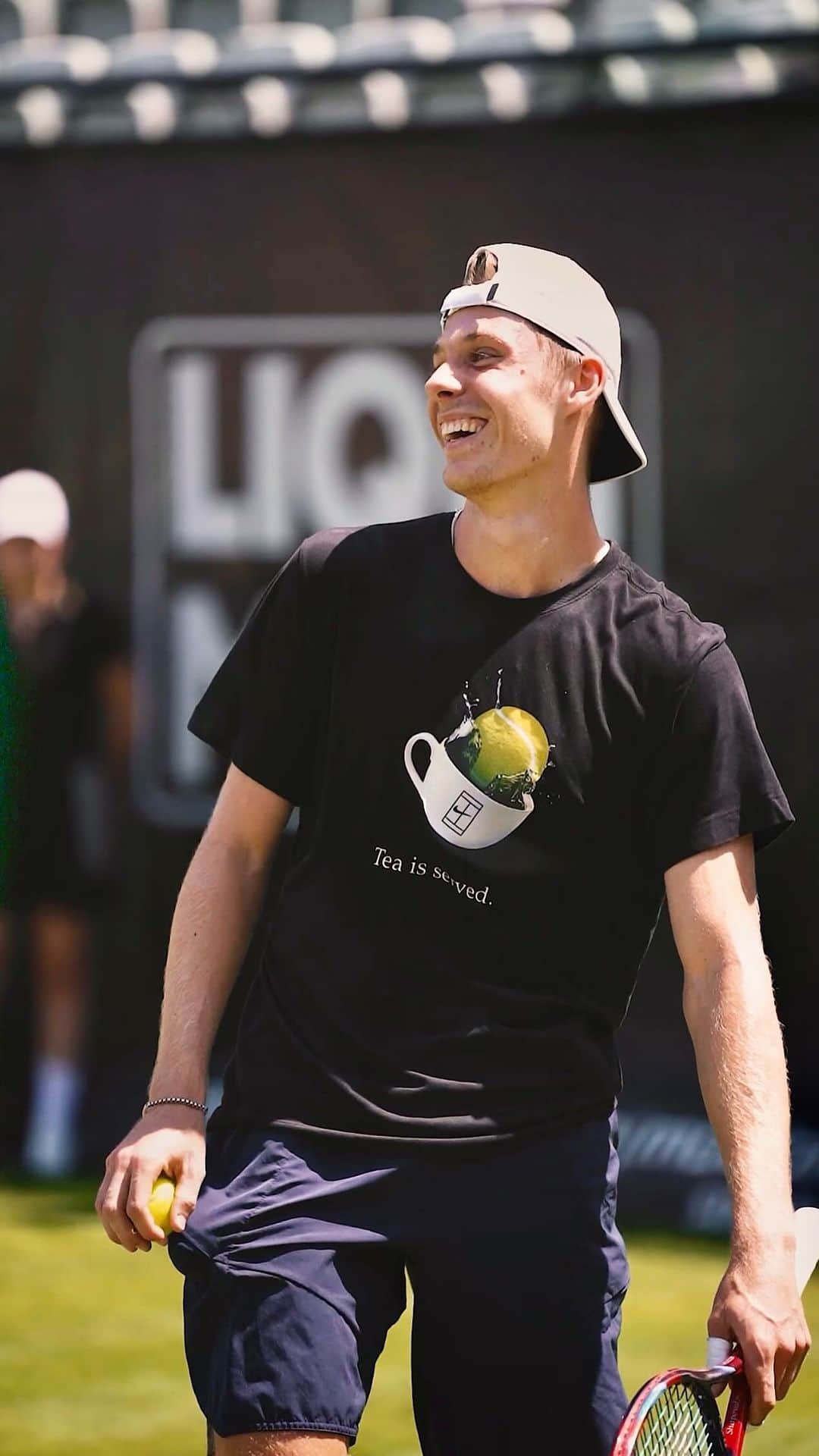 デニス・シャポバロフのインスタグラム：「Grass season let’s gooo 🔋🐺  🎥 @bossopen #tennis」