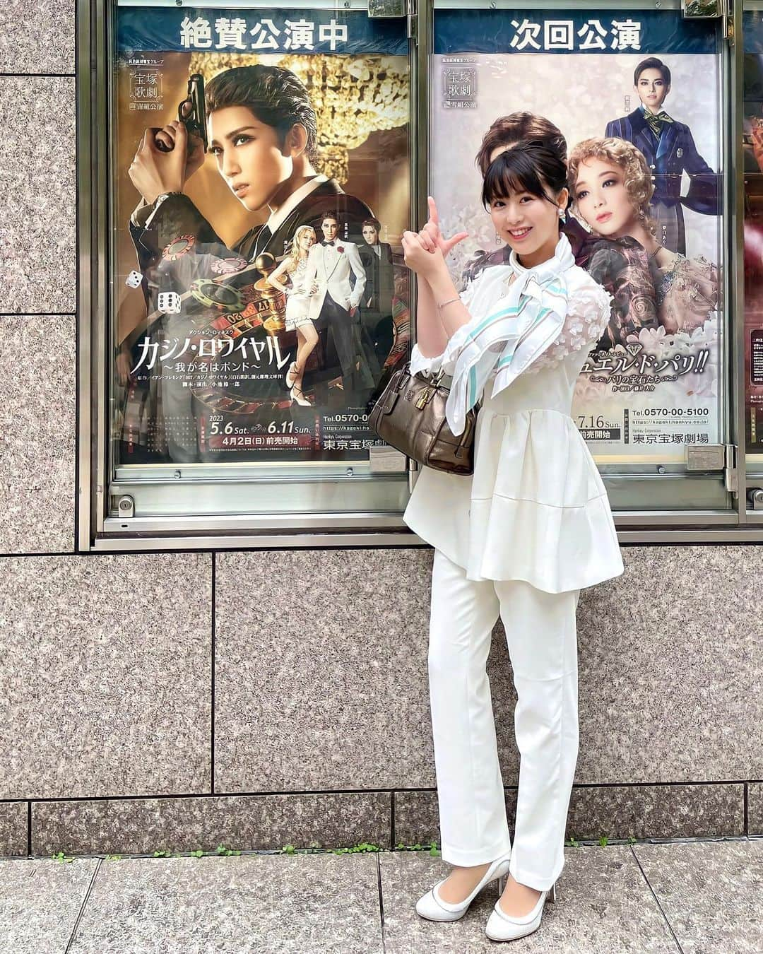 藤本真未さんのインスタグラム写真 - (藤本真未Instagram)「* 2023.6.10 宝塚歌劇宙組公演💜🤍 『カジノ・ロワイヤル ～我が名はボンド～』🎰 ご縁あって、小中高の同級生たちと東京公演前楽を観劇させていただきました🥹 * 前楽も白服コーデに「あきも」の退団ウェアを着けて、気持ちを整えて会場に向かいました✊🤍✨ 前楽の日はあきもが好きなアイスクリームモチーフのイヤリング(宙組カラーのラベンダー色)も🍨💜※４枚目 * トップスター真風涼帆さん、トップ娘役潤花さんの退団公演であるこのカジノロワイヤルは、前楽と大千秋楽に＂さよならショー＂も実施されまして🥺👏オープニングから、懐かしさで涙🥲 あっきー含める退団者の男役さん5人での「JUMP」で涙腺崩壊でした😭 　 JUMP！おまえは飛べる JUMP！飛び越せる どんな壁も　どんな崖も JUMP！ひとっ飛びさ 　 銀橋を満開の笑顔で歌って踊っているあっきーの姿は本当に最高でした💪❤️ * 帰りにシャンテのコラボメニュー食べたら、メゾン・ダムールで真風さんが着ていたスーツのコースター当たった🥳 このシーンのネイビー×ホワイトスーツ最高に好きだったので嬉しいっ💙🤍※5枚目 * 投稿しばらく続きますがお許しください🙏 * #宝塚歌劇団 #宝塚歌劇 #宝塚 #takarazuka #宙組 #宙組公演 #東京宝塚劇場 #日比谷 #観劇 #カジノロワイヤル #我が名はボンド #真風涼帆 #潤花 #退団公演　 #寿つかさ #秋音光 #紫藤りゅう #澄風なぎ #湖風珀 #芹香斗亜 #桜木みなと #瑠風輝 #鷹翔千空」6月12日 20時29分 - manamifujimoto108