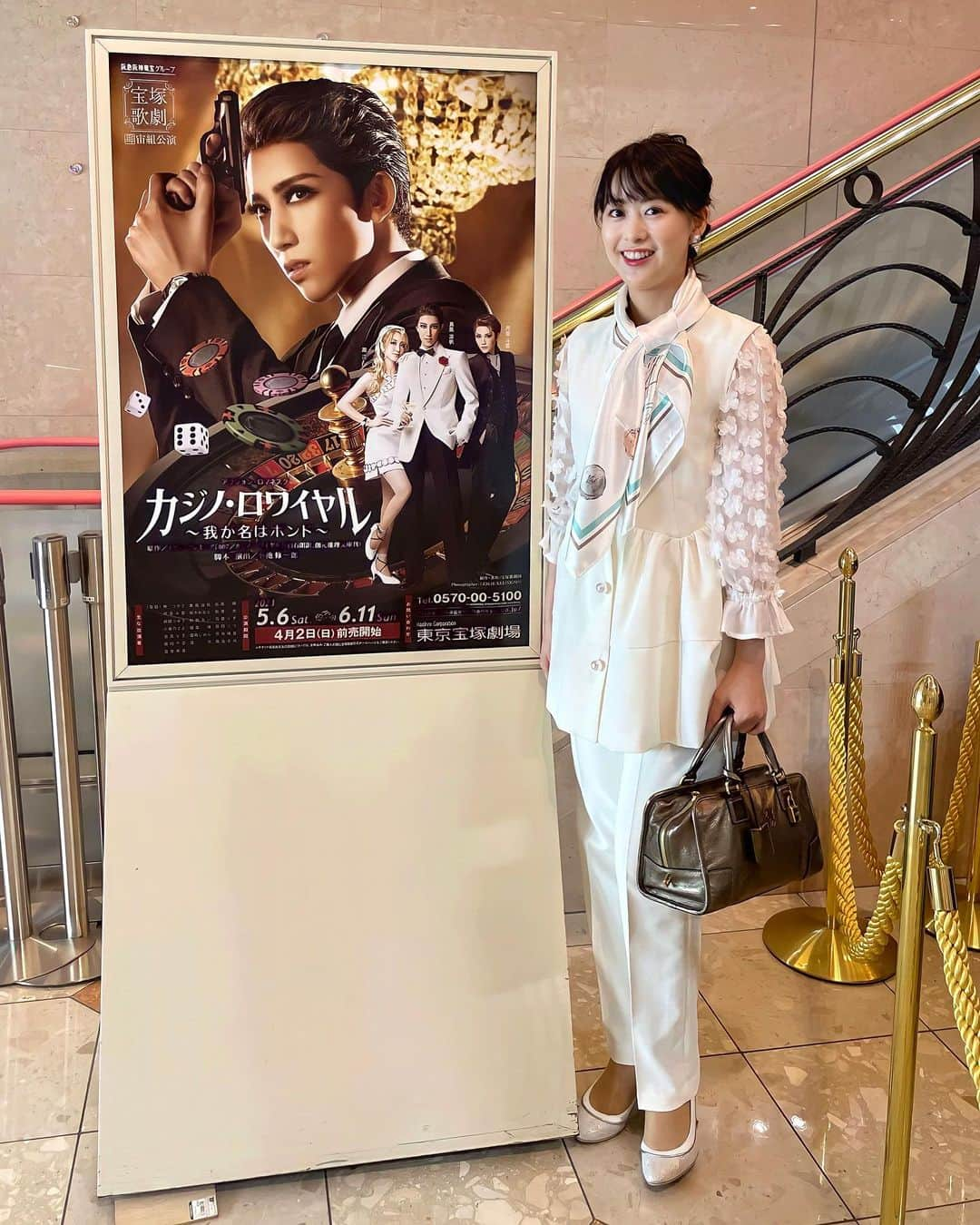 藤本真未さんのインスタグラム写真 - (藤本真未Instagram)「* 2023.6.10 宝塚歌劇宙組公演💜🤍 『カジノ・ロワイヤル ～我が名はボンド～』🎰 ご縁あって、小中高の同級生たちと東京公演前楽を観劇させていただきました🥹 * 前楽も白服コーデに「あきも」の退団ウェアを着けて、気持ちを整えて会場に向かいました✊🤍✨ 前楽の日はあきもが好きなアイスクリームモチーフのイヤリング(宙組カラーのラベンダー色)も🍨💜※４枚目 * トップスター真風涼帆さん、トップ娘役潤花さんの退団公演であるこのカジノロワイヤルは、前楽と大千秋楽に＂さよならショー＂も実施されまして🥺👏オープニングから、懐かしさで涙🥲 あっきー含める退団者の男役さん5人での「JUMP」で涙腺崩壊でした😭 　 JUMP！おまえは飛べる JUMP！飛び越せる どんな壁も　どんな崖も JUMP！ひとっ飛びさ 　 銀橋を満開の笑顔で歌って踊っているあっきーの姿は本当に最高でした💪❤️ * 帰りにシャンテのコラボメニュー食べたら、メゾン・ダムールで真風さんが着ていたスーツのコースター当たった🥳 このシーンのネイビー×ホワイトスーツ最高に好きだったので嬉しいっ💙🤍※5枚目 * 投稿しばらく続きますがお許しください🙏 * #宝塚歌劇団 #宝塚歌劇 #宝塚 #takarazuka #宙組 #宙組公演 #東京宝塚劇場 #日比谷 #観劇 #カジノロワイヤル #我が名はボンド #真風涼帆 #潤花 #退団公演　 #寿つかさ #秋音光 #紫藤りゅう #澄風なぎ #湖風珀 #芹香斗亜 #桜木みなと #瑠風輝 #鷹翔千空」6月12日 20時29分 - manamifujimoto108