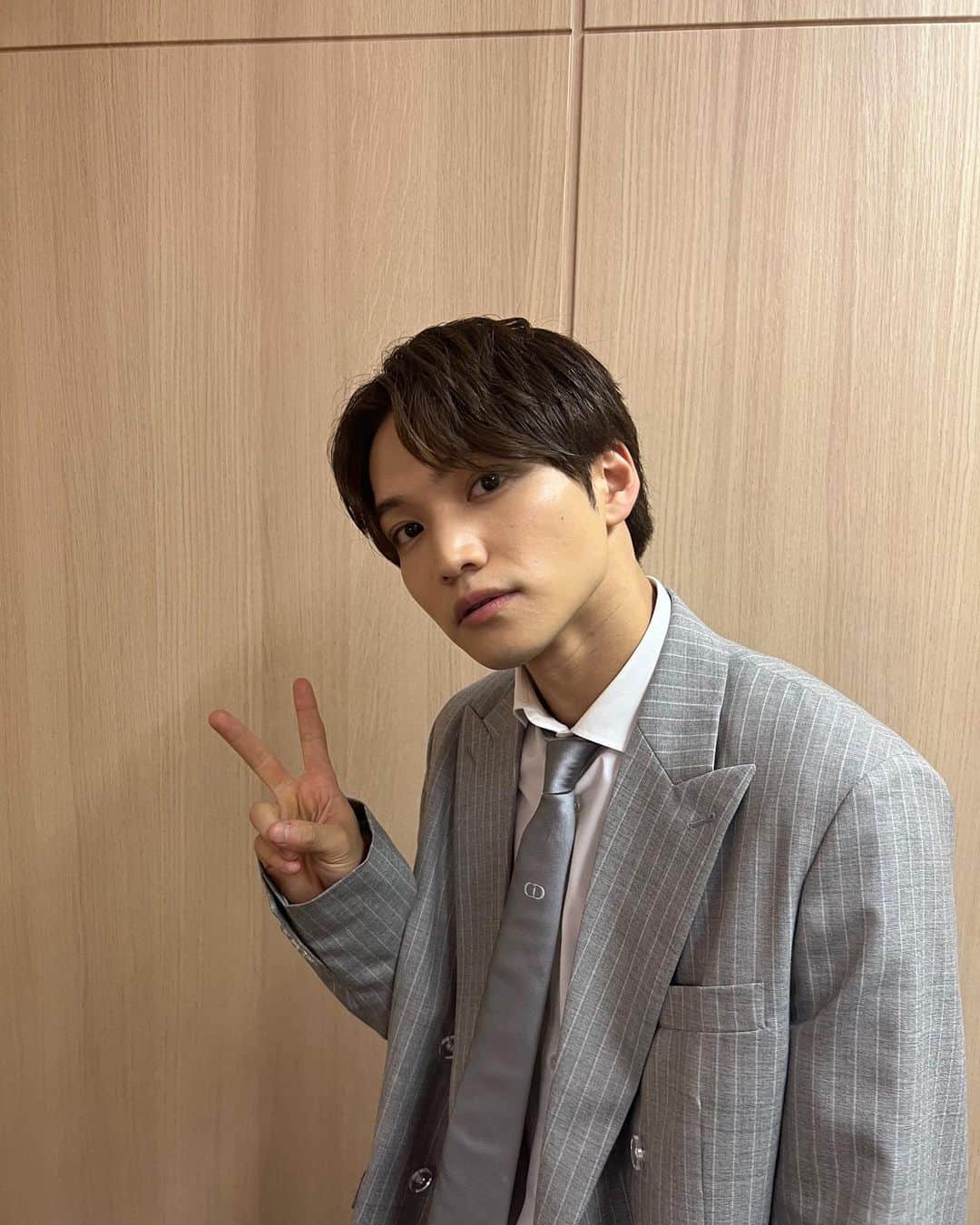 三浦宏規のインスタグラム：「76TH ANNUAL 「TONY AWARDS」  WOWOWでの生中継に出演しました。  NY旅行中に 急遽決まったこちらの出演。  しかも 井上芳雄さん宮澤エマさんの デュエットの間奏で ダンスを踊るという ありがたい経験もさせていただきながら 無事に終えることができました。  やっぱり演劇って ミュージカルって素晴らしいなと 改めて思いました。  影山さんの解説も凄く勉強になって この知識でまた 今すぐにNYに行きたいのですが ちょっとそれは無理そうなので またの機会に行こうと思います。  初めての WOWOWトニー賞への出演でしたが 温かく迎えてくださった お二人には本当に感謝です。  途中芳雄さんが舞台のお稽古のため 退席されて なんかものすごい構図になってましたね。  流石に緊張しますってあれは。  オンデマンドでも アーカイブ見れるみたいなので 皆様是非ご覧ください！！  NYで直美ちゃんを 通じて初めてお会いした 高橋リーザさんとも 中継で少し話せました。  滞在中にリーザさんとは ご飯に行く機会があり ミュージカルのお話を沢山 聞きましたが 後半の方は リーザさんと直美ちゃんの 恋バナをただ黙って聞く回 になっていたのも 今となっては懐かしいです😂  あ、後私言ってなかったですけど NY旅行中にブロードウェイ作品 5本みました！！  ただ野球を見に行って ボールゲットしにいっただけじゃないです。  自慢のPLAYBILLも載せます。  え？みました？  実はしれっと サインもらっちゃってます。  ありがとうございます。  ありがとうございました。  #TONYAWARDS #broadway」