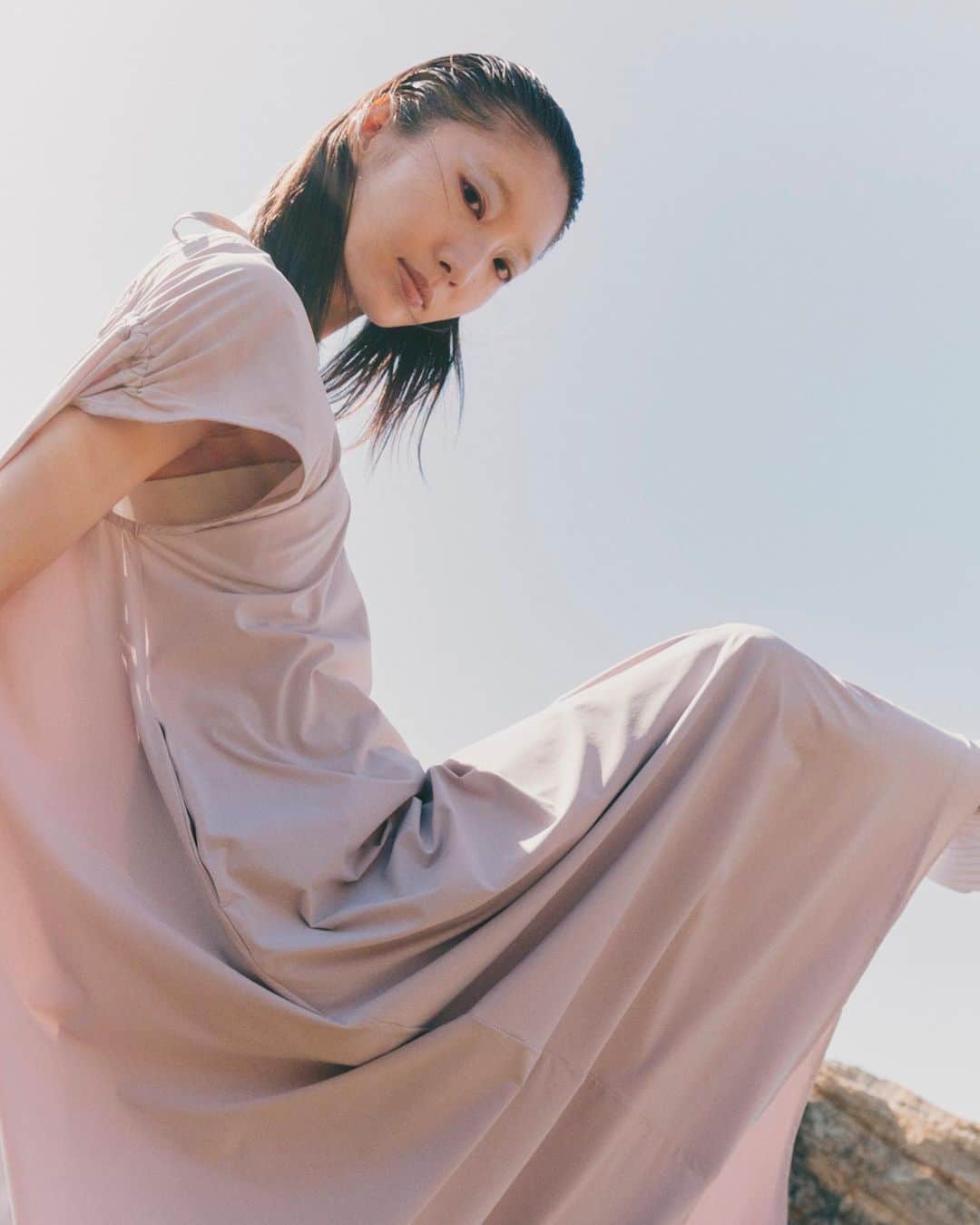 DANSKIN Japanのインスタグラム：「【COLLABORATION】AROMATIQUE × DANSKIN @aromatiquejp × @danskin_japan   ──────────────────────────  　　　　　　　　2023 年6 月14 日(水) 　　　　公式オンラインストア 10:00 発売スタート  ──────────────────────────  コロナ禍という閉鎖的な期間を経て生まれた「新しい価値観」。 2022 年からはそんな価値観を少し ずつ 解放し、新しい 自分のステージへと歩みを進めてきました。 2023 年、閉鎖的な世界から完全に解き放たれ、INFINITY ＝無限大 の可能性 を秘めたこれからの未来へ羽羽ばたく そんな想いを込めたコレクションです。  ────────────────────────── 【AROMATIQUE×DANSKIN】 BREEZY BACK OPEN DRESS DAAR323182 ￥22,000(tax incl.) ☑着ていることを忘れてしまうほどの軽やかさ ☑インナーレイヤードを楽しめる背中が空いたバックデザイン ☑ストレッチ性のある薄くソフトな素材で動きやすく快適な着心地 ☑素早く汗を吸い、乾きやすい快適素材 ☑PF30-50＋、紫外線カット率90％以上のUVガード機能 ☑スタジオの行き帰りやビーチレジャーにもおすすめ  商品詳細は画像の商品タグをCHECK🏷 オンラインストアの商品ページ内「販売開始お知らせ」を登録しておくと通知が届くのでお買い物に便利です。 ──────────────────────────  【展開店舗】 ・DANSKIN 公式サイト 　@danskin_japan ・THE NORTH FACE /DANSKIN ヒカリエShinQs 　@danskin_shibuya_hikarie_shinqs ・DANSKIN 玉川高島屋SC 　@danskin_tamagawa ・DANSKIN IPS スタジアム 　@danskin_ips ・DANSKIN グランフロント大阪 　@danskin_osaka ・THE NORTH FACE+ 札幌ステラプレイス 　@tnf_stellarplace_sapporo ・THE NORTH FACE+ 沖縄・浦添PARCO CITY 　@tnf_okinawa_urasoe ・AROMATIQUE 公式サイト 　@aromatiquejp  ──────────────────────────  DANSKINブランドサイトにてデジタルLOOK公開中。 バレエダンサー 飯島望未さん @nozo0806 による優艶な世界観をご覧ください。  ──────────────────────────  #danskin #danskinjapan #ダンスキン #こころとからだ #わたしを生きる #aromatique #アロマティック #COLLABORATION #コラボレーション」