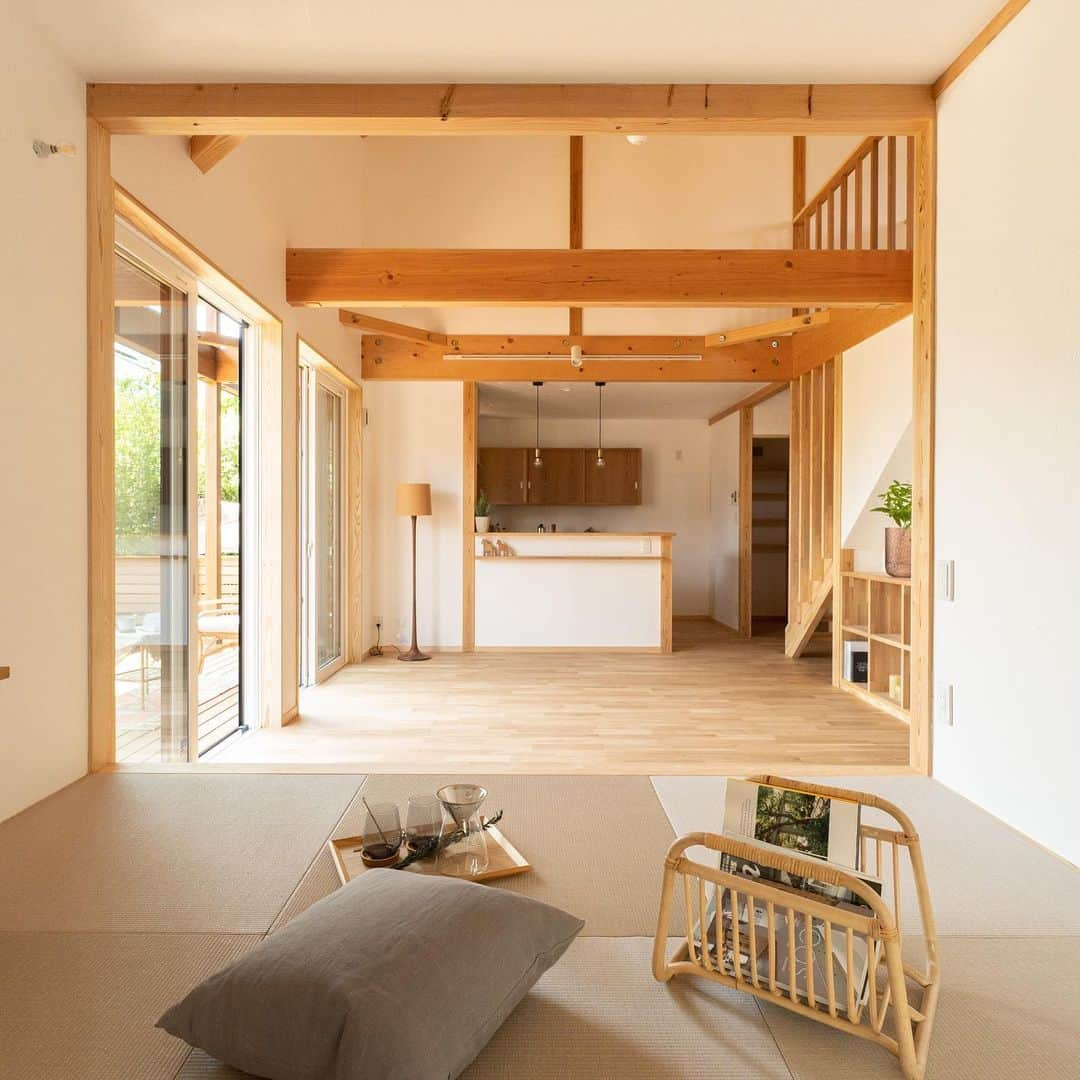 クボタ住建さんのインスタグラム写真 - (クボタ住建Instagram)「「木の家だからできること」  #クボタ住建  小上がりの和室 畳の上でごろんと横になってくつろぎたい  @kubota_jyuken  「やさしい陽につつまれるの軒のある家」横浜市H邸 ・・・・・・・・・・・・・・・・ HEAT20G2 UA値　0.46ｗ/㎡K C値　　0.2ｃ㎡/㎡　 長期優良住宅認定 耐震等級２ ・・・・・・・・・・・・・・・・・  クボタ住建は優しく温かい自然素材の木の家をつくります HP & more photos→@kubota_jyuken 施工事例多数掲載しております。 ホームページへもぜひ↓ https://kubotajyuken.com/  ⭐︎スタッフブログ⭐︎ https://kubotajyuken.com/blog/  #クボタ住建 #神奈川の注文住宅 #大和市#湘南の家#suumo注文住宅 #自由設計 #木の家 #無垢の家 #自然素材の家 #和モダンな家 #暮らしをつくる #暮らしを楽しむ #丁寧な暮らし#構造現し#和室#灰桜色#畳#小上がり和室   クボタ住建 棟梁の自宅、随時見学受付ます。 資料請求やお問い合わせも是非。 メッセージDMでもどうぞ」6月12日 20時23分 - kubota_jyuken