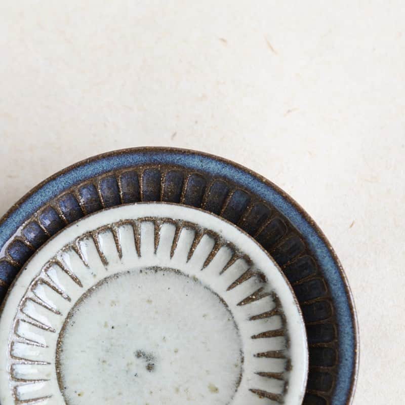 moyaisさんのインスタグラム写真 - (moyaisInstagram)「小代焼らしい鎬（しのぎ）が丸い器にしっかりと収まっている、高い技術を感じさせる瑞穂窯のうつわ。柔らかい白と変化に富んだ青。培われてきた伝統を感じられる美しい4寸皿と5寸皿です。  #yaora #美しい暮らしの良品  #熊本 #小代焼 #瑞穂窯  #陶器 #うつわ #lifestyle」6月12日 20時23分 - yaora.life