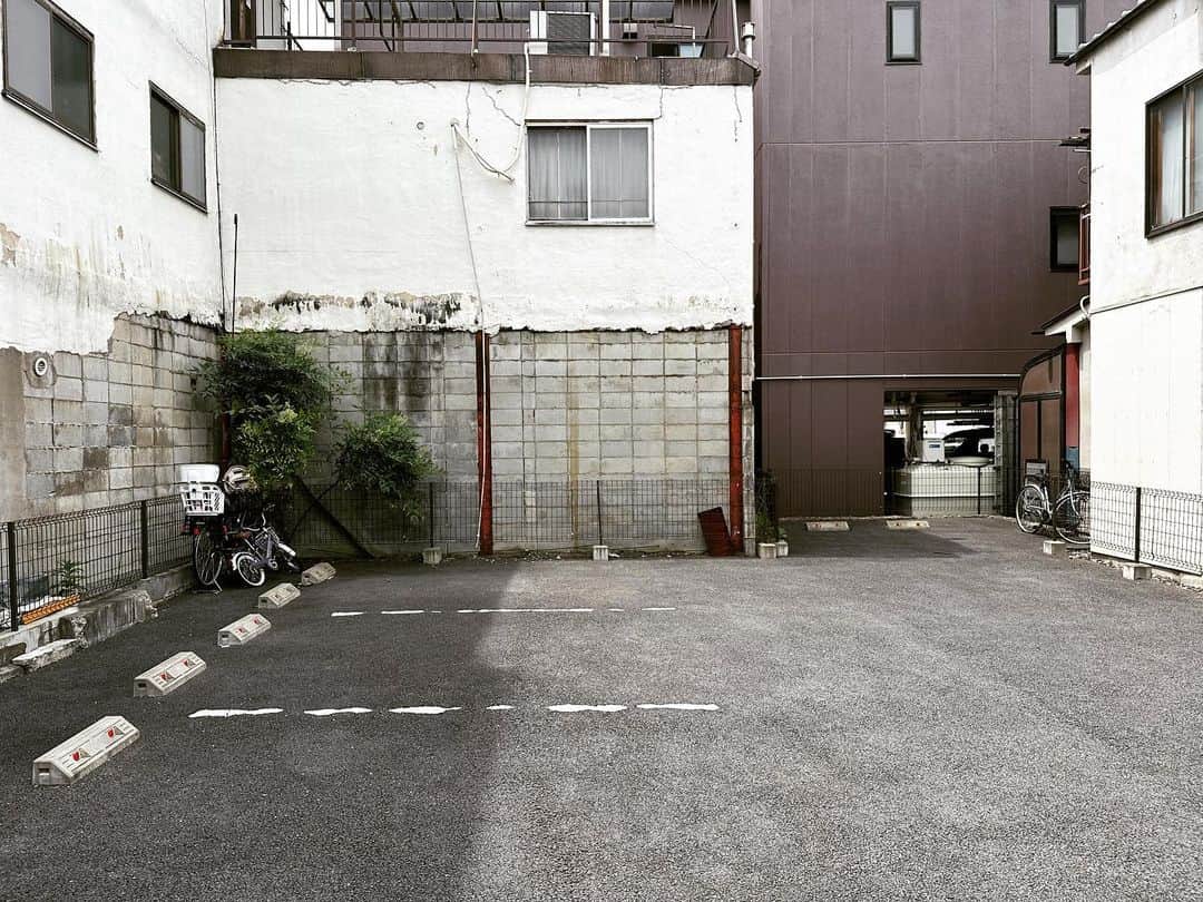 藤田貴大さんのインスタグラム写真 - (藤田貴大Instagram)「. . どこもかしこも、目に、耳にみえて、声が聞こえた気がして。その在るわけのない会話を想像しながら、坂をのぼったり、くだったり。 . . . .」6月12日 20時24分 - fujita_takahiro