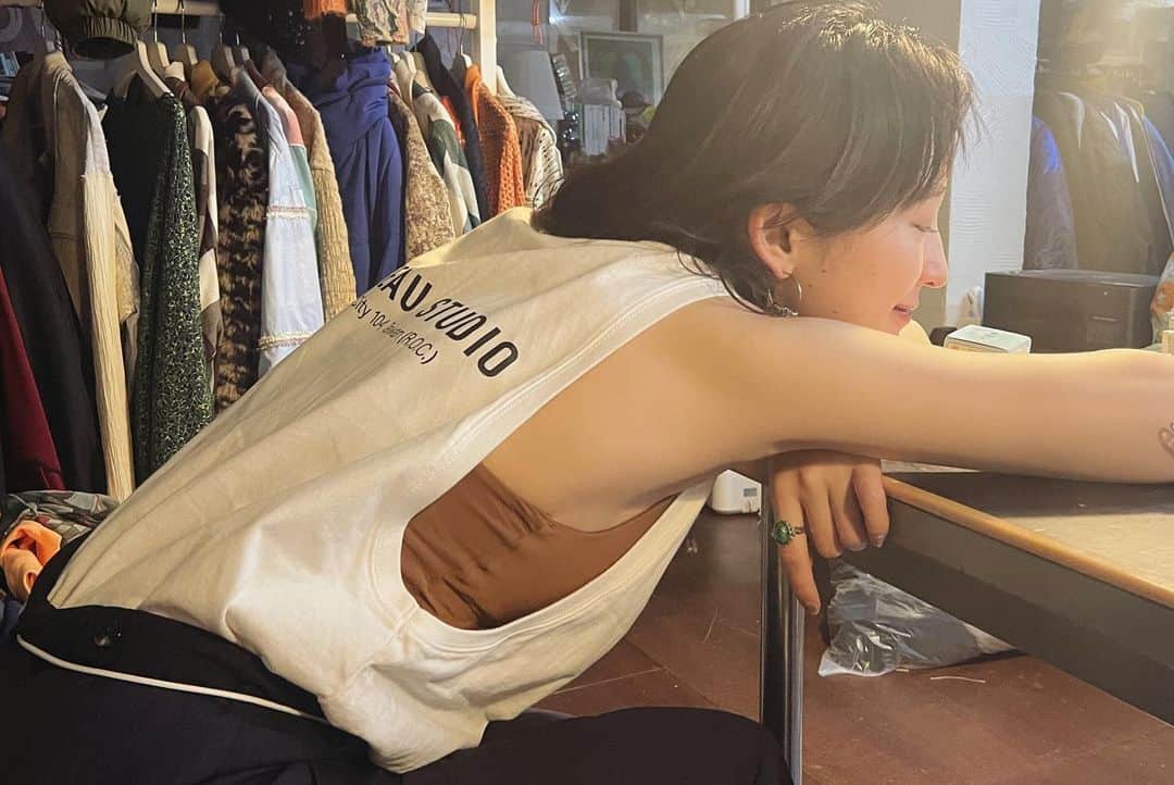 めがねのインスタグラム：「🙎🏻‍♀️🙎🏻🙎🏻‍♂️🙍🏻‍♀️」