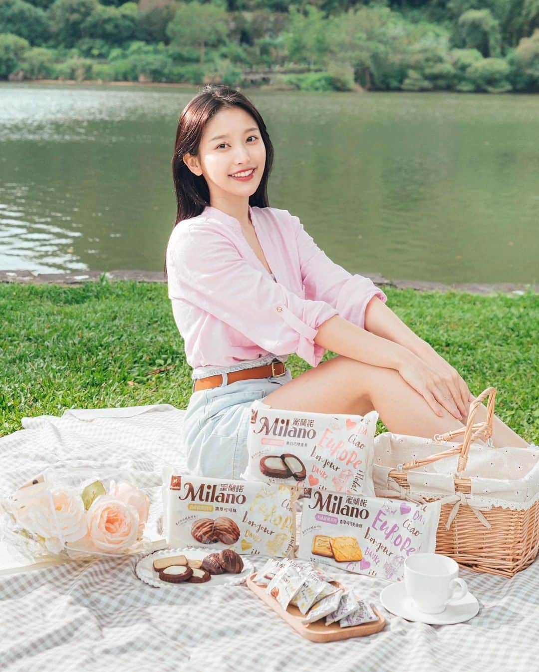 蔡瑞雪（Ruixue Tsai）さんのインスタグラム写真 - (蔡瑞雪（Ruixue Tsai）Instagram)「你們喜歡野餐嗎？ 這陣子天氣好適合野餐✨ 跟閨蜜約在公園 來個很有氣氛的下午茶 徐徐的微風邊聊天邊吃小點很放鬆  來分享蜜蘭諾新上市的幸福歐風餅乾 跟我一起野餐的大家都吃得津津有味😋  我特別喜歡黑白巧雙重奏口味 微苦的可可餅乾配上白巧內餡 簡直是絕配！可以一口接一口的吃❤️  香草可可奶油餅 餅乾裡加了奶油和從法國來的香草籽醬 搭配上底部的可可醬 濃濃的奶油味和可可結合 這是我姐的最愛 喜歡多層次味道的人一定會愛上它！  濃厚可可酥 它是用77%濃郁可可膏做成的黑巧克力餅乾 跟黑巧外層和最上面的可可醬融為一體 不喜歡吃太甜的人 選這個就對了  看到大家都很愛我帶的蜜蘭諾幸福歐風餅乾 真的好開心🥰  你們也愛吃下午茶嗎？ 喜歡的人快舉手告訴我😉🙋  @77_tw #蜜蘭諾 #幸福歐風系列新上市 #屬於我的精緻時刻」6月12日 20時26分 - snowbabyq