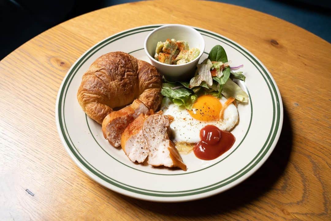 HOTEL SHEさんのインスタグラム写真 - (HOTEL SHEInstagram)「朝食はドリンクとのセットになります☕  朝食メニューは2つ！  ・クロックムッシュプレート ・クロワッサンプレート  Croque-Mousierはサラダとスープのセット クロックムッシュの食パンはHOTEL SHE, OSAKAから徒歩約10分にあるCARABINA Bread Standさんの食パンを使用させて頂いております🍞  Croissant-plateはサラダ、目玉焼き、スモークチキンのセット🥐  是非お召し上がりください💁」6月12日 20時26分 - hotelsheosaka