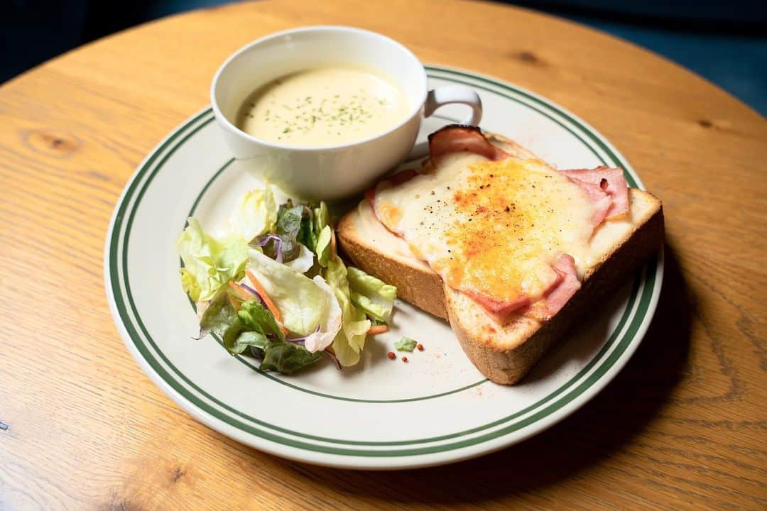 HOTEL SHEさんのインスタグラム写真 - (HOTEL SHEInstagram)「朝食はドリンクとのセットになります☕  朝食メニューは2つ！  ・クロックムッシュプレート ・クロワッサンプレート  Croque-Mousierはサラダとスープのセット クロックムッシュの食パンはHOTEL SHE, OSAKAから徒歩約10分にあるCARABINA Bread Standさんの食パンを使用させて頂いております🍞  Croissant-plateはサラダ、目玉焼き、スモークチキンのセット🥐  是非お召し上がりください💁」6月12日 20時26分 - hotelsheosaka