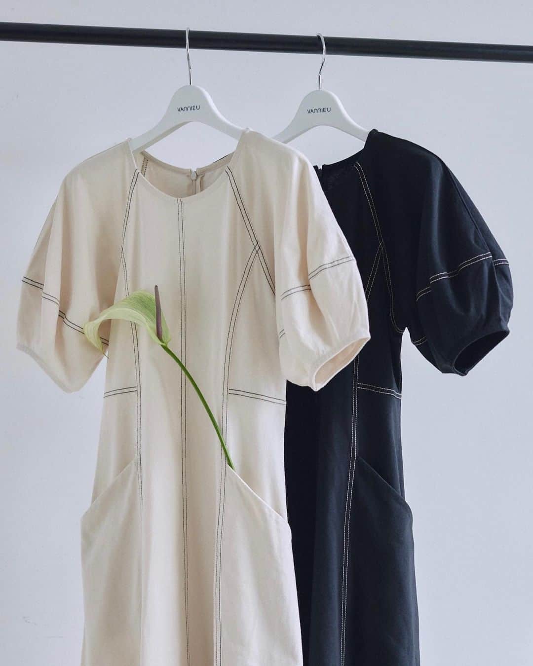 Vannie Officialのインスタグラム：「6.14(wed.)19:00 release  ダブルステッチワンピース  … Design …  ・こだわりの360°美シルエット ・アイボリー×黒ステッチ、ブラック×ベージュ の配色ダブルステッチ ・綿100％天竺で肌ざわり、通気性も良く着心地◎ ・ボリューム袖、ハイウエスト切替でスタイルアップ ・両側ポケット付き  … Styling …  一枚でさらっときまるワンピース 素材やダブルステッチでカジュアルさを残しつつ、 シルエットは女性らしさもあり スニーカーやキャップでカジュアルなスタイリングや ヒールやサンダルで上品にまとめても◎  ━━━━━━━━━━━━━━━━━━━━━  透け感：なし 裏地：なし 厚さ：普通 伸縮性：あり 光沢感：なし  ━━━━━━━━━━━━━━━━━━━━━━ ※詳しくは洗濯タグをご確認ください #vannie_u」