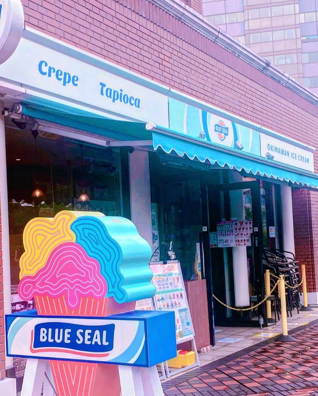 有村莉彩のインスタグラム：「.♡.  🩷💛🩵🩷💛🩵🩷💛🩵🩷💛🩵🩷💛🩵  　　BLUE SEAL 恵比寿Garden Place 店 様 　　　　　に、おじゃましました🎀  おしゃれで、おみせまるごとしあわせ空間でした🥹💕　　　　 　都内でもブルーシールさんをたべられるのが 　　　　本当にうれしいよね〜🫶🏻🍨✨  　個人的なお話しなのですが、ブルーシールさんの 〝 ブルーシール宮古島パイナガマ店 〟さんに 　　　とっても憧れておりまして...🥹💕 　　お店が、とにかくかわいいの！🥰💭🩷    ぜひ、調べてみていただきたいのですが...🔍  　お店の店内がとっても、夢の国みたい🥹💭✨ 　　オブジェとか！すべてがかわいくて！！ とっても映えスポットなの！ぜひチェックしてみてね💫  　　　ストロベリー、おいしすぎる〜🥹🍓  🩷💛🩵🩷💛🩵🩷💛🩵🩷💛🩵🩷💛🩵  #ブルーシール総選挙 #ストロベリー #blueseal #icecream #ebisu  #恵比寿ガーデンプレイス」