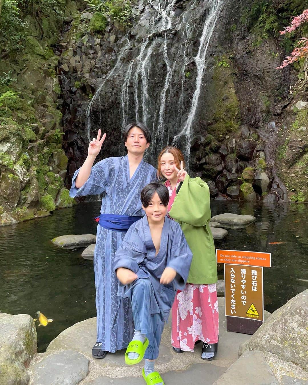 erinaのインスタグラム：「🩵 箱根旅行 🩵  やっとまとめた。笑 息子がいないの寂しすぎて今更だけど投稿🥹←  毎年長期休みは帰省するから家族旅行って初めてだったんだけど楽しかった!!! 何より息子が楽しそうで嬉しかったな〜❤︎  よく食べて沢山温泉入って非日常感が最高すぎた😭🫰🏻  息子も今の年齢だと大人になっても覚えてくれてるかな〜♩  また家族でゆっくり旅行行きたい✈️ˊ˗ ・ ・ ・ #家族旅行#天成園#箱根旅行#箱根湯本#家族写真#家族の時間#温泉旅行#食べ歩き#親バカ部#小学生ママ#男の子ママ#familytime#familytrip#hakone#ig_japan#hugmug#mamagirl」