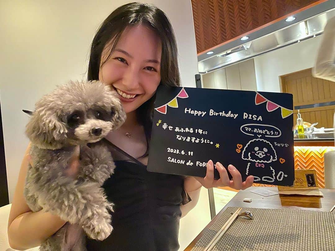 里彩のインスタグラム：「I turned 25 🐰💞💞  25歳になりました🎂(昨日  お誕生日当日はワンちゃんと泊まれる素敵なホテルでゆっくりした時間を過ごせました🫶  ドッグフレンドリーすぎるホスピタリティに感動が止まらなかった〜🥹🐶💖  周りの人への感謝を忘れずに、25歳もにこにこと愛溢れる一年になるように日々精進します！  私に関わってくれている皆様、いつもありがとうございます☺️これからもよろしくお願いします🥰  #itsmybirthday #bday #dog #dogfriendlyhotel #フォレストヴィレッジ #フォレストヴィレッジ山梨 #河口湖 #河口湖ホテル #犬のいる暮らし #犬のいる生活 #犬ホテル #ドッグフレンドリー」