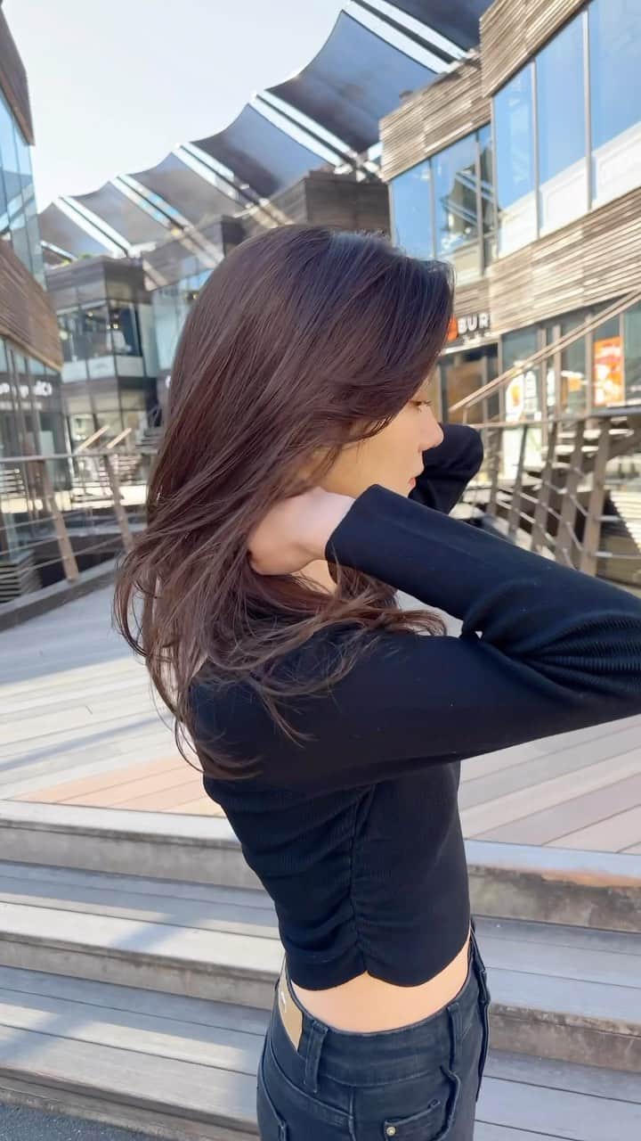 齋藤純也のインスタグラム：「柔らかい毛流れのロングレイヤースタイル  バランス感のいい毛流れのカットスタイルがこだわりです 骨格と輪郭とファッション感に合わせてその人らしいヘアスタイルを♪  ✴︎PRICE✴︎ カット✂︎7700円 カラー✂︎7700円  カットなしの場合シャンプーブロー料金+2200円 カラーはトリートメントin処方で圧倒的な艶感と手触りをプラスします。 ブリーチor3Dハイライト施術はプラス7700円です。 パーマ✂︎7700円 トリートメント✂︎種類多数によりカウンセリングで決めさせていただきます。5500円〜11000円 縮毛矯正✂︎17600円、前髪のみは6600円 ・ ネット予約が×の所もお電話かDMで時間調整できますので気軽にご連絡ください！ kelly.表参道本店　A1出口より徒歩45秒 東京都渋谷区神宮前5-2-5 JY表参道ビル２Ｆ kelly. ・ ・ ✔️群馬県伊勢崎市で出勤するスケジュールは隔週水曜日です。 群馬店は料金が異なります、お問い合わせください 群馬のご予約はＤＭまたは ホットペッパービューティーで  kelly. by L.O.G 検索✂︎ 在籍日程が少なくて申し訳ありません。 薬剤は最新のものを揃えました 群馬県伊勢崎市宮前町146-1」