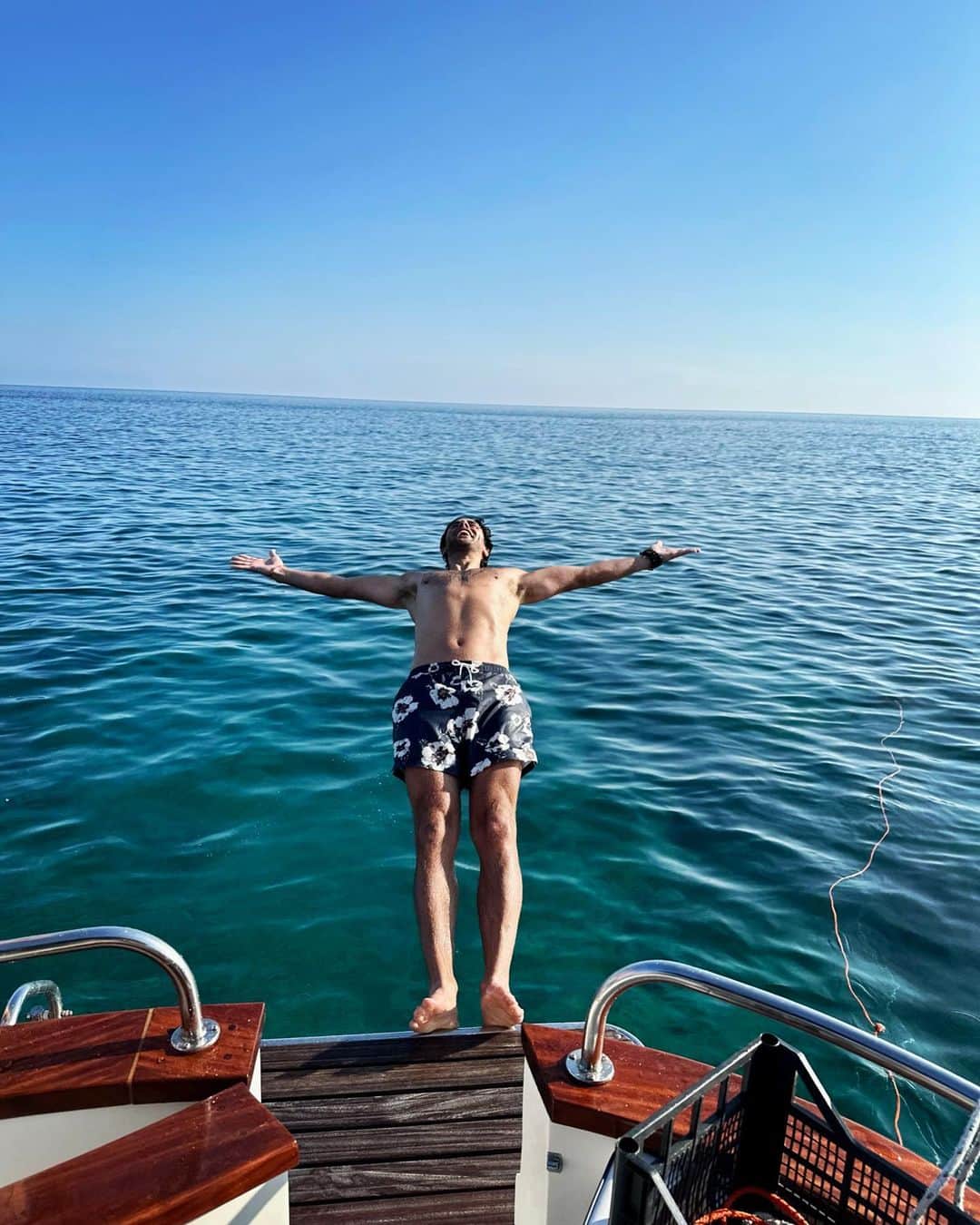 アンドリュー・ポジェのインスタグラム：「Taking the plunge into a new week of adventures.   Who else is ready!?  #takemebacktopuglia」
