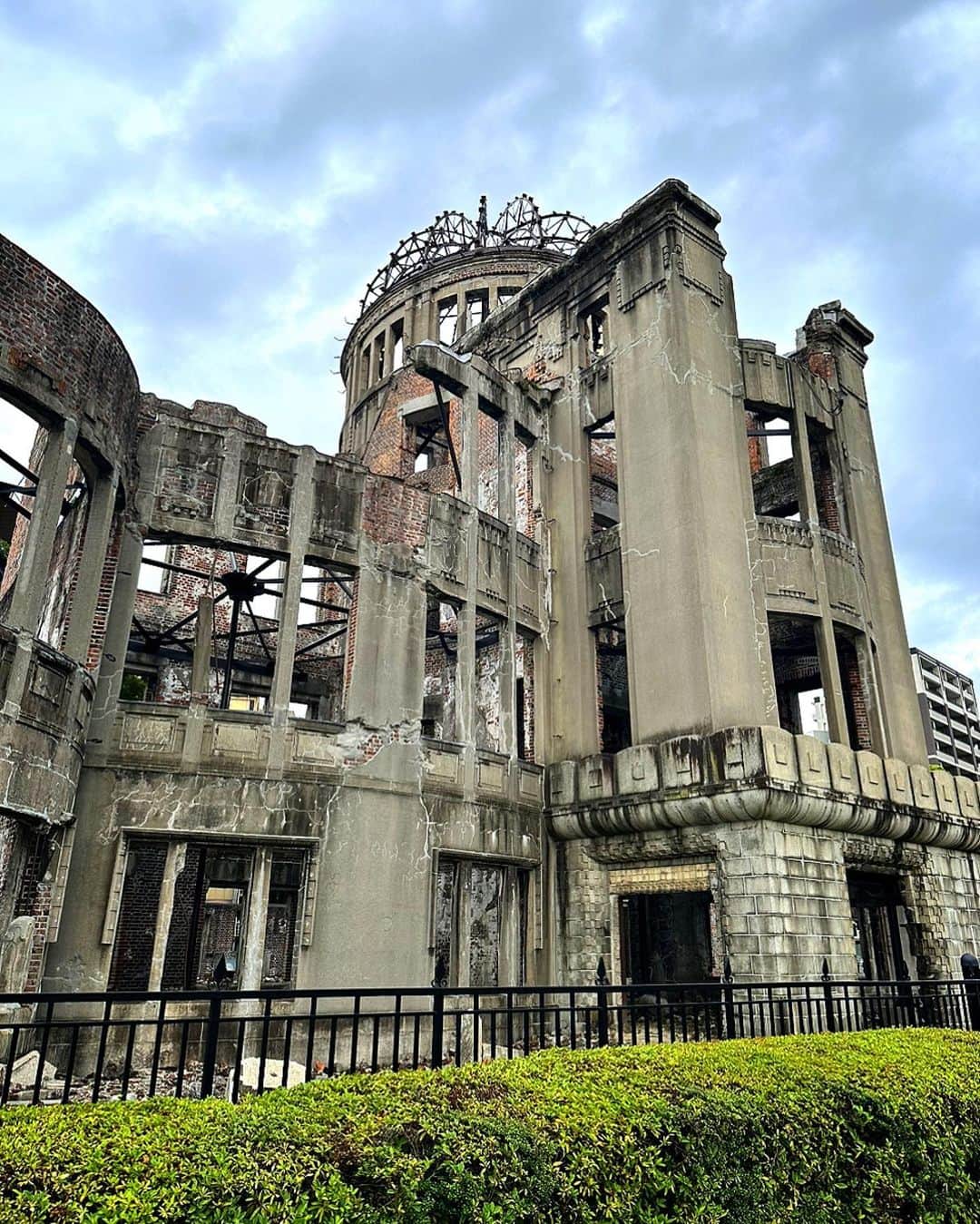 木山裕策さんのインスタグラム写真 - (木山裕策Instagram)「今日は広島におります。 仕事の合間に久しぶりに原爆ドームを訪れました。何度も訪れた場所ですが、歳を重ねると感じ方も変わってきますね。すべての人に平和が訪れますように🕊️」6月12日 20時35分 - kiyamayusaku