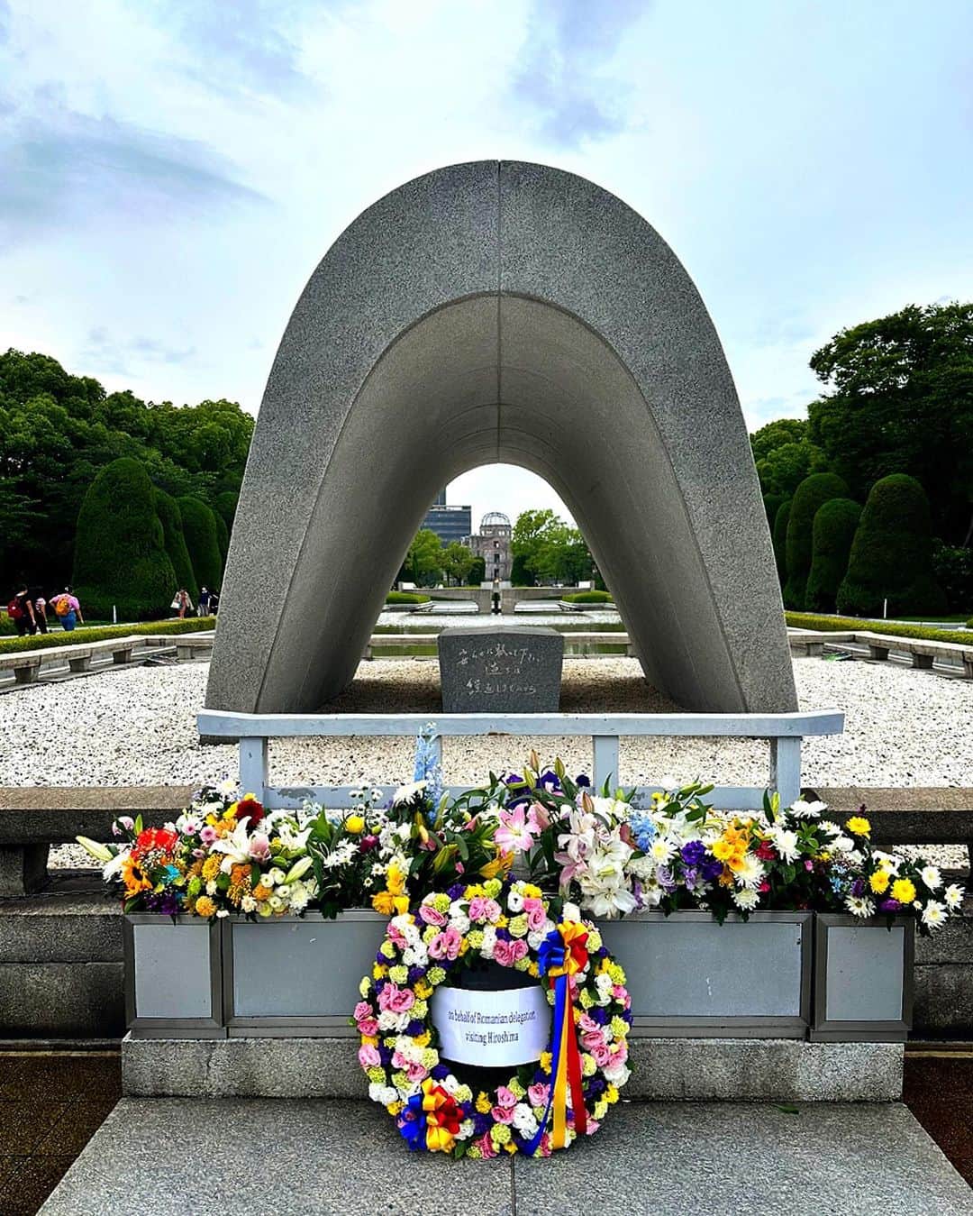 木山裕策さんのインスタグラム写真 - (木山裕策Instagram)「今日は広島におります。 仕事の合間に久しぶりに原爆ドームを訪れました。何度も訪れた場所ですが、歳を重ねると感じ方も変わってきますね。すべての人に平和が訪れますように🕊️」6月12日 20時35分 - kiyamayusaku