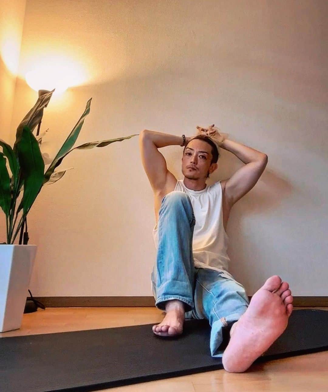 SHU-YAのインスタグラム：「もうすぐお誕生日です。  色々お誘いいただきましたが、風邪うつって喉が痛いし今日は寝ます！笑  お気持ちだけ感謝🙏  行ける時がきたら是非！  #とりあえずデニムは似合います #happybirthday」