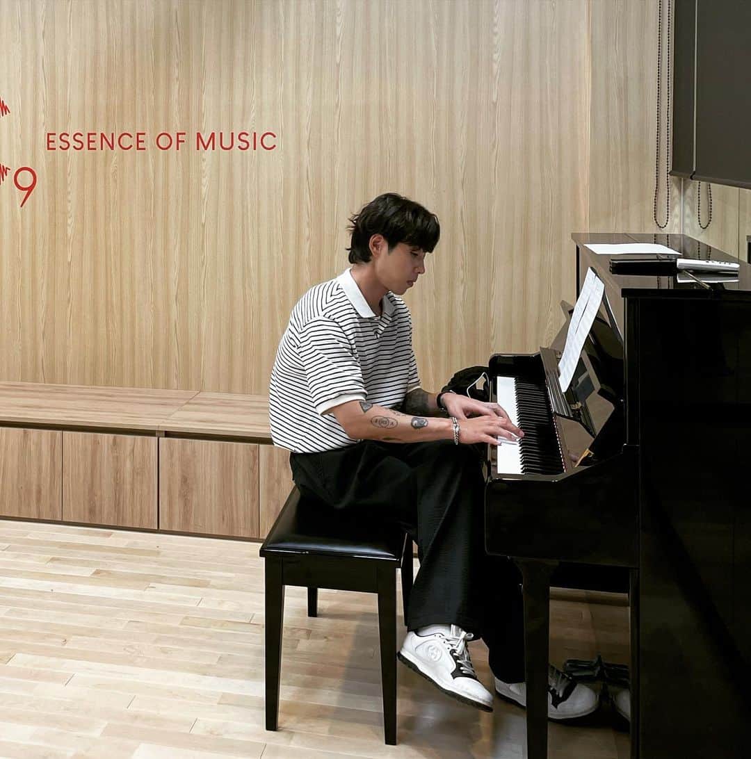 イ・ソクフンのインスタグラム：「⠀ ⠀  업라이트 피아노를 샀어요. 더 단단해질 시간이에요. ⠀ 슬슬 손가락을 풀어봅니다.」
