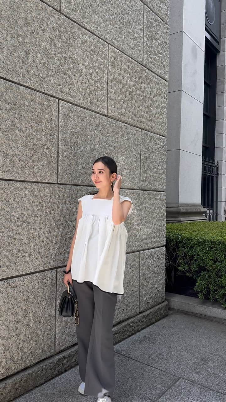 鈴木詩織のインスタグラム：「これからの夏に向けてたくさん着たいブラウス🤍🖤  白は黒のパイピングが入っているので、モノトーン好きさんにオススメ🤭  @meri.onlinestore コラボアイテムは、 今週、6/15(木)20:00〜再販します🛒  再販日に使える10%OFFクーポンも出るので是非✨  ⁡  #shiorin_styling#meri#ミリコのミリ活」
