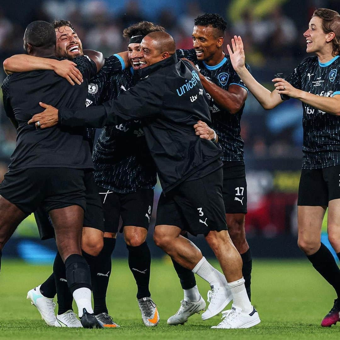 ナニさんのインスタグラム写真 - (ナニInstagram)「What an honour to take part in Soccer Aid! 🙌🏾 Had a great time on the pitch and it was 🔝 being at this fantastic event with all these stars who share a passion for the Beautiful Game. It was special being back at Old Trafford and feeling the love from all the fans. Yesterday's win was so much bigger than 4-2. Thank you to everyone who was at the stadium, donated and made it possible to raise such a high amount for Unicef 💙🙏🏾⚽  #SoccerAid #Charity #BeautifulGame #OldTrafford」6月12日 20時39分 - luisnani