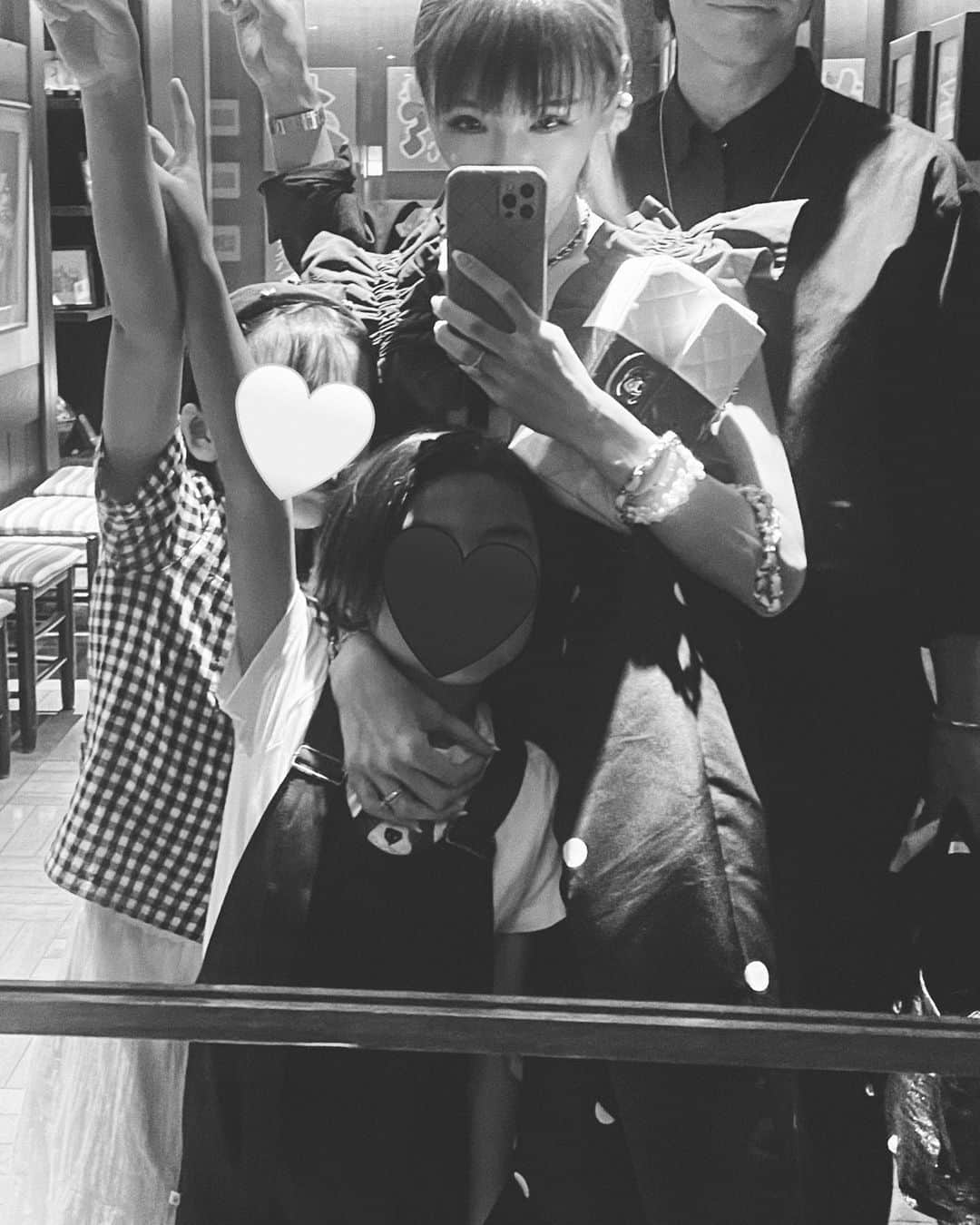 堀江直美さんのインスタグラム写真 - (堀江直美Instagram)「また一つ歳を重ねました🎂  お年始にふんわりと今年の目標を決め、折り返しのお誕生日にまた気持ちを引き締める。  ここ数年を振り返ると子育てにお仕事に、自分でもこの忙しさをどうやって駆け抜けてきたの？ あの忙しさを乗り越えてきたのは本当に自分？っと大きくなった子供たちの姿を見て思うことがあります🤣  アパレルのお仕事に携わるようになってもうすぐ人生の半分を占めます。昔から祖母の影響でお洋服が大好きでしたが描いていた夢とはまるで違う人生。  学生時代に関西で一人暮らしを始め、軽い気持ちで応募したセレクトショップでのバイト。そこからアパレル業界の楽しさも厳しさも沢山のことを学ばせてもらいました。  そしてかけがえのない仲間に出逢えました。一人暮らしをしていた私にはとても大きな存在で、そんなみんなと現在でもお仕事が出来ていることを幸せに思います。  数えきれない大切なお客様とのご縁も頂き、まさに関西は私のお仕事の原点で私を育ててくれた場所。  はい。前置きが長くなりましたが...  7/26(WED)～8/1(TUE)に阪急梅田でPOPUPを開催することが決まりました！🎉  急遽決まったことで正直私自身も心の準備をしている最中です…😆  ですが日々色んなお仕事が舞い込んでくる中で、どうしても関西なくしては気持ちの整理がつかなくて🤲🏻  私にとって特別な場所でPOPUPを開催できることを幸せに思いながら前進していきます！  ３８歳のスタートも目まぐるしい毎日ですが大好きな関西で、大切なお客様にお会いできることを心待ちにしております🫶🏻  あとはPOPUPまでにお家を整え、子供たちにもしっかり説明しないとな〜😂  お祝いもしてくれてありがとうね🥂  家族の支えがあってこその日々に感謝しながら🫶🏻  コメントにDMにありがとうございます📨 🤍 🙏  #お誕生日#birthday#ママライフ#子育て#阪急百貨店#阪急うめだ本店#阪急#ポップアップ#hankyu#hankyuumeda#うめだ阪急#うめだ阪急POPUP#popup」6月12日 20時39分 - naomiiiiiiiiiiii