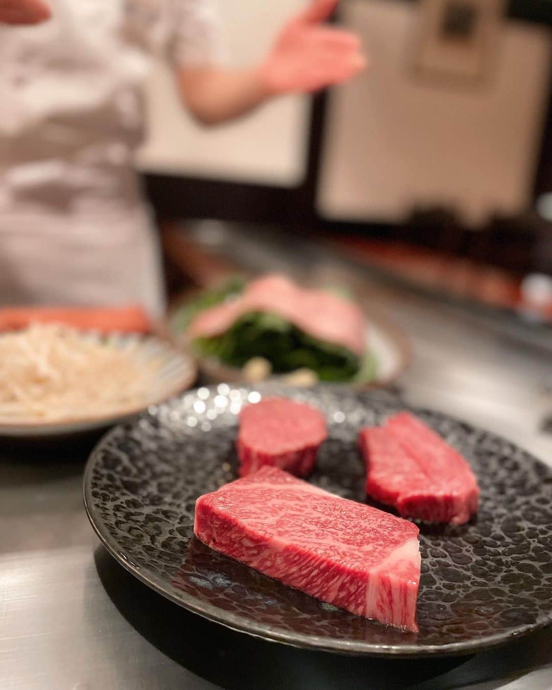 堀江直美さんのインスタグラム写真 - (堀江直美Instagram)「また一つ歳を重ねました🎂  お年始にふんわりと今年の目標を決め、折り返しのお誕生日にまた気持ちを引き締める。  ここ数年を振り返ると子育てにお仕事に、自分でもこの忙しさをどうやって駆け抜けてきたの？ あの忙しさを乗り越えてきたのは本当に自分？っと大きくなった子供たちの姿を見て思うことがあります🤣  アパレルのお仕事に携わるようになってもうすぐ人生の半分を占めます。昔から祖母の影響でお洋服が大好きでしたが描いていた夢とはまるで違う人生。  学生時代に関西で一人暮らしを始め、軽い気持ちで応募したセレクトショップでのバイト。そこからアパレル業界の楽しさも厳しさも沢山のことを学ばせてもらいました。  そしてかけがえのない仲間に出逢えました。一人暮らしをしていた私にはとても大きな存在で、そんなみんなと現在でもお仕事が出来ていることを幸せに思います。  数えきれない大切なお客様とのご縁も頂き、まさに関西は私のお仕事の原点で私を育ててくれた場所。  はい。前置きが長くなりましたが...  7/26(WED)～8/1(TUE)に阪急梅田でPOPUPを開催することが決まりました！🎉  急遽決まったことで正直私自身も心の準備をしている最中です…😆  ですが日々色んなお仕事が舞い込んでくる中で、どうしても関西なくしては気持ちの整理がつかなくて🤲🏻  私にとって特別な場所でPOPUPを開催できることを幸せに思いながら前進していきます！  ３８歳のスタートも目まぐるしい毎日ですが大好きな関西で、大切なお客様にお会いできることを心待ちにしております🫶🏻  あとはPOPUPまでにお家を整え、子供たちにもしっかり説明しないとな〜😂  お祝いもしてくれてありがとうね🥂  家族の支えがあってこその日々に感謝しながら🫶🏻  コメントにDMにありがとうございます📨 🤍 🙏  #お誕生日#birthday#ママライフ#子育て#阪急百貨店#阪急うめだ本店#阪急#ポップアップ#hankyu#hankyuumeda#うめだ阪急#うめだ阪急POPUP#popup」6月12日 20時39分 - naomiiiiiiiiiiii