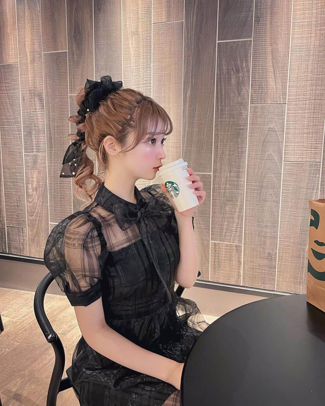 中山恵美生さんのインスタグラム写真 - (中山恵美生Instagram)「ワンピもヘアアクセも 透け透けオーガンジー🤫💋  リボン付きシュシュ、 色んな使い方できて可愛いの💭💓  #まだ大阪の投稿 #全然追いつかない #ごめん #mmeeme #エムミーエメ #エムエメ #ワンピース #ワンピースコーデ  #ヘアアレンジ #ポニーテール #シュシュアレンジ #シュシュ #オーガンジー」6月12日 20時41分 - emiu0624