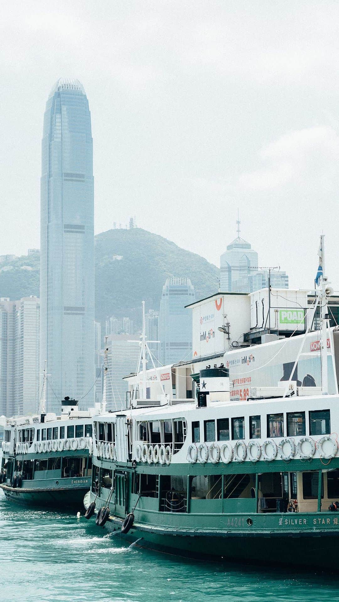 Discover Hong Kongのインスタグラム：「Have you ever imagined the Star Ferry as a giant puzzle?🧩 Come aboard with your family and friends for a ride you’ll never forget along the Victoria Harbour.😍 Take in the captivating view of Hong Kong’s iconic skyline and discover the charm of the city!✨ Are you ready to embark on this one-of-a-kind adventure? 🙋🏻  天星小輪都可以「輕鬆分解再裝嵌🧩」咁有趣？！趁住weekend，搵埋屋企人同三五好友，遊個星級渡輪河，沿途欣賞維多利亞兩岸美景，發掘香港迷人嘅一面！😍 Let’s go on board!✨  #StarFerry #天星小輪 #HelloHongKong #DiscoverHongKong  ⛴️🧩⛴️🧩⛴️🧩⛴️🧩⛴️🧩⛴️🧩⛴️🧩⛴️🧩⛴️🧩 Hong Kong welcomes you✈️! Now travellers can get ‘Hong Kong Goodies’ 🛍️vouchers including one FREE welcome drink🍸 in the hottest bars! Check out the details here: bit.ly/HelloHKgoodiesEN. Hope to see you all soon! 香港歡迎你✈️！而家遊客仲可以享用「香港有禮🛍️」消費優惠券，去得獎酒吧免費飲返杯🍸🍹！詳情請留意 bit.ly/HelloHKgoodiesTC」