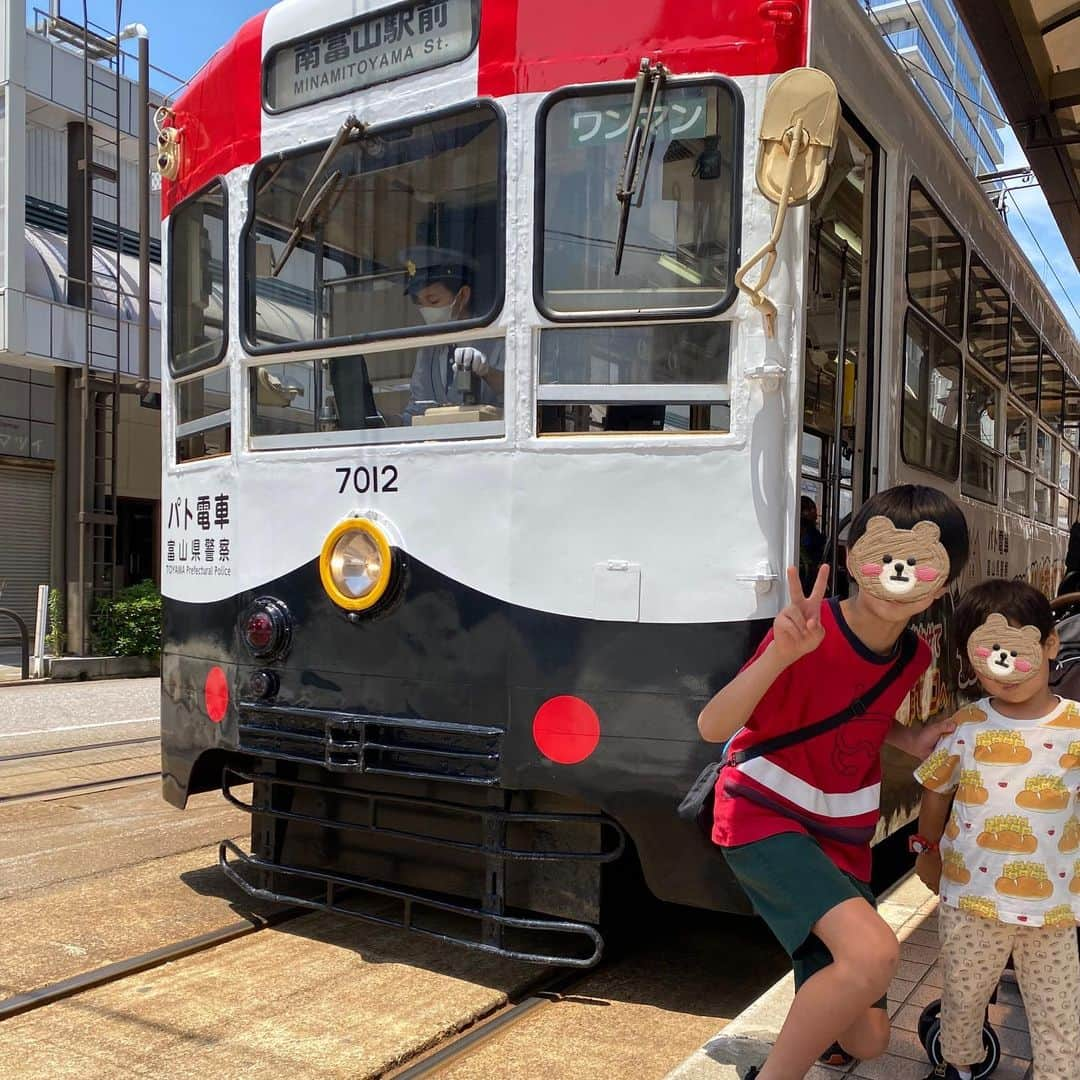 大西蘭のインスタグラム：「《富山市》 パト電車🚔  パトカーのように装飾されたパト電車が走っていると聞いて、　富山駅で来るのを待ち、乗ってきました♬  富山駅に入ってくるのが見えると、 ほんとにパトカーみたい！と息子は大喜び😆  せっかくなので乗ってみましたが、中は普通でした🤣  でも息子が気に入ったので、すでに2回乗りました笑  ちなみに、富山地方鉄道に電話をすると、いつどこを走っているか、教えてくれますよ😊 私たちは何時に富山駅に来るかを聞いて、それに合わせて行きました❣️  今年の4月から1年間運行予定だそうなので、街中で見かけることもありそうですね👀  #パト電車 #パトカー電車 #富山地方鉄道 #路面電車 #地鉄  #小鉄くん #小鉄ママと繋がりたい #富山観光 #富山旅行 #富山ママ #富山暮らし #富山の遊び場」