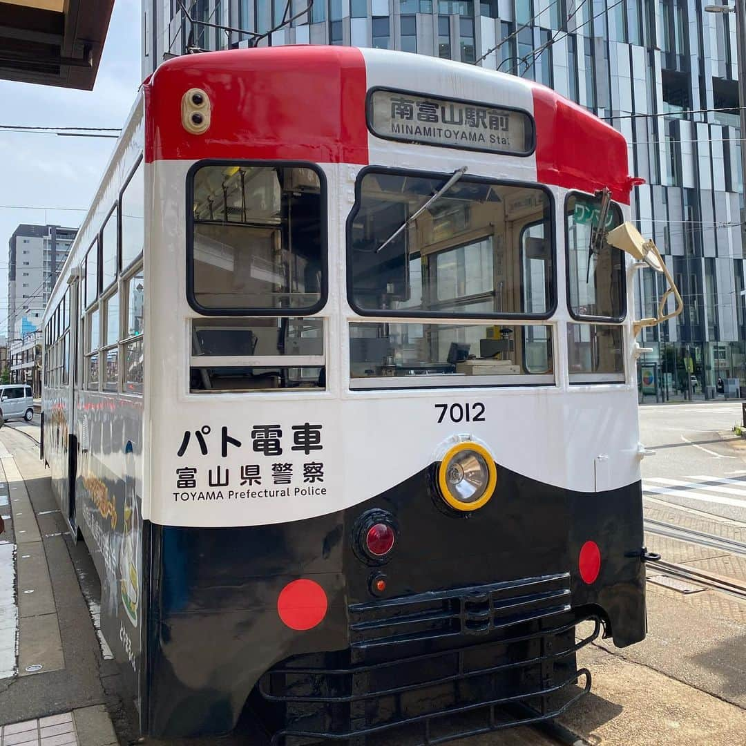 大西蘭さんのインスタグラム写真 - (大西蘭Instagram)「《富山市》 パト電車🚔  パトカーのように装飾されたパト電車が走っていると聞いて、　富山駅で来るのを待ち、乗ってきました♬  富山駅に入ってくるのが見えると、 ほんとにパトカーみたい！と息子は大喜び😆  せっかくなので乗ってみましたが、中は普通でした🤣  でも息子が気に入ったので、すでに2回乗りました笑  ちなみに、富山地方鉄道に電話をすると、いつどこを走っているか、教えてくれますよ😊 私たちは何時に富山駅に来るかを聞いて、それに合わせて行きました❣️  今年の4月から1年間運行予定だそうなので、街中で見かけることもありそうですね👀  #パト電車 #パトカー電車 #富山地方鉄道 #路面電車 #地鉄  #小鉄くん #小鉄ママと繋がりたい #富山観光 #富山旅行 #富山ママ #富山暮らし #富山の遊び場」6月12日 20時44分 - onishiran