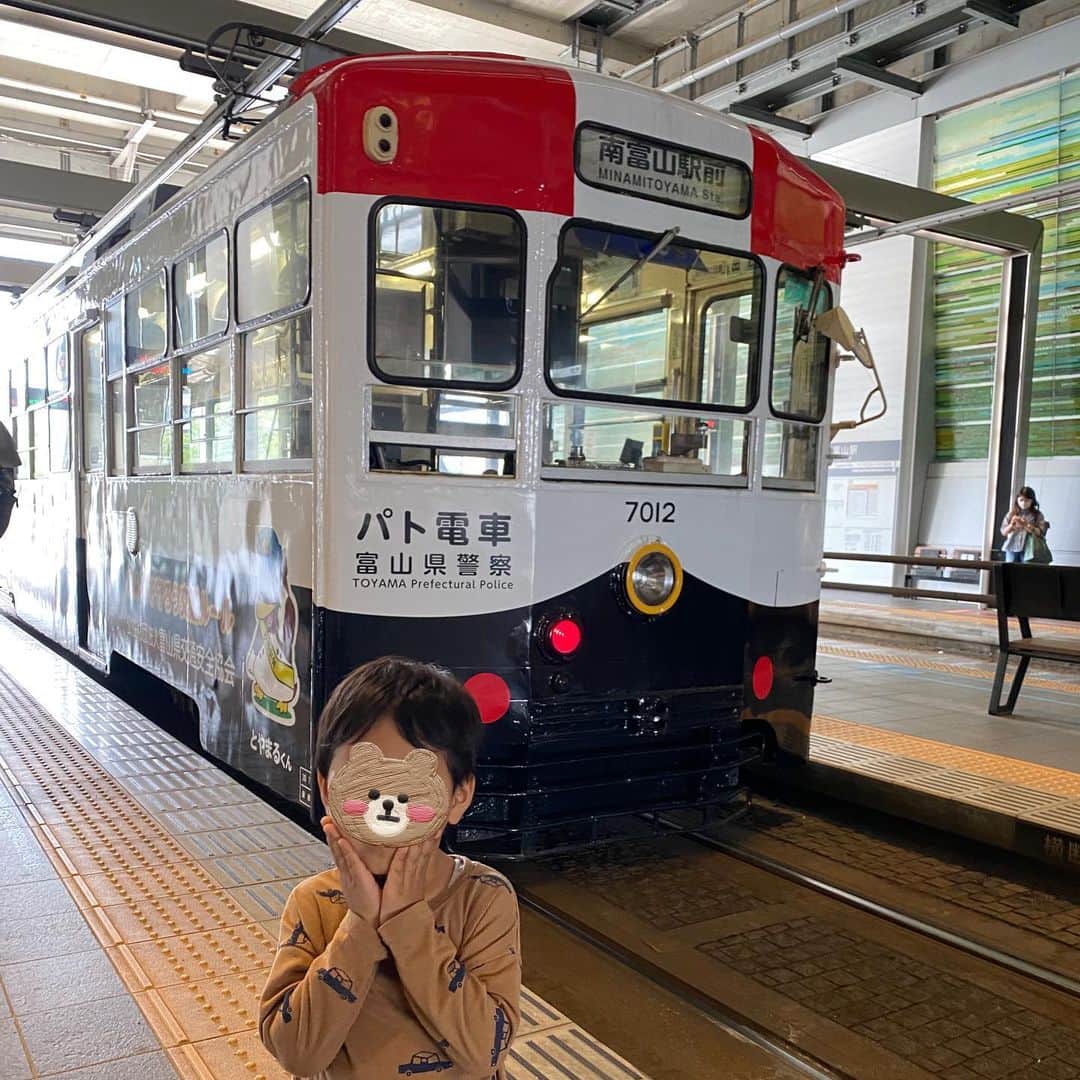 大西蘭さんのインスタグラム写真 - (大西蘭Instagram)「《富山市》 パト電車🚔  パトカーのように装飾されたパト電車が走っていると聞いて、　富山駅で来るのを待ち、乗ってきました♬  富山駅に入ってくるのが見えると、 ほんとにパトカーみたい！と息子は大喜び😆  せっかくなので乗ってみましたが、中は普通でした🤣  でも息子が気に入ったので、すでに2回乗りました笑  ちなみに、富山地方鉄道に電話をすると、いつどこを走っているか、教えてくれますよ😊 私たちは何時に富山駅に来るかを聞いて、それに合わせて行きました❣️  今年の4月から1年間運行予定だそうなので、街中で見かけることもありそうですね👀  #パト電車 #パトカー電車 #富山地方鉄道 #路面電車 #地鉄  #小鉄くん #小鉄ママと繋がりたい #富山観光 #富山旅行 #富山ママ #富山暮らし #富山の遊び場」6月12日 20時44分 - onishiran