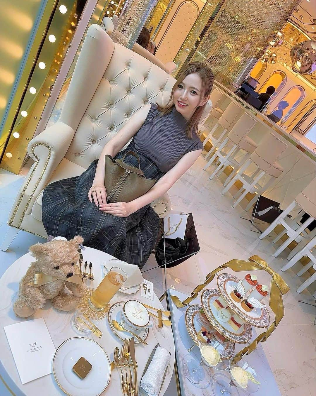 彩田真鈴のインスタグラム：「アフタヌーンティー☕️🫧𓂃𓈒𓏸  髪型は外ハネにハーフアップリボン🎀  #アフタヌーンティー #afternoontea #銀座 #angelchampagne #angelchampagnecafe #エンジェル #エンジェルシャンパン #エンジェルシャンパンカフェ #女子会 #女子会ランチ #女子会コーデ」