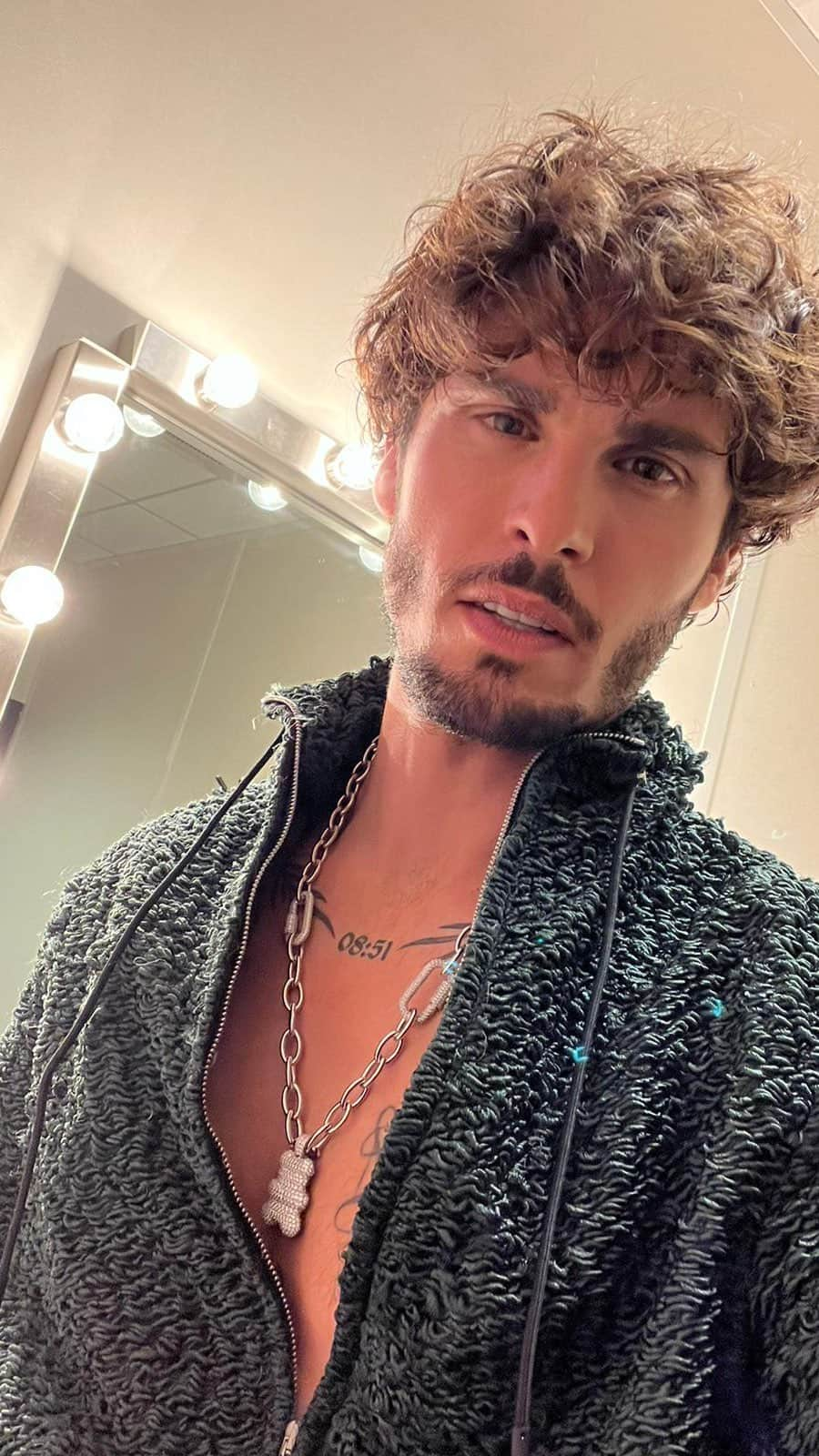 Baptiste Giabiconiのインスタグラム：「J’aime mon rythme de vie a 100 l’heure mais ma peau aussi vit tous les extrêmes et cela ne va pas s’arranger avec les nuits courtes qui m’attendent.  Heureusement j’en prends soin avec la gamme Power Âge de @lorealparis . Une bonne idée pour fêter les papas et les futurs papas !   #lorealskincare #skincarehomme #partenariatrémunéré」