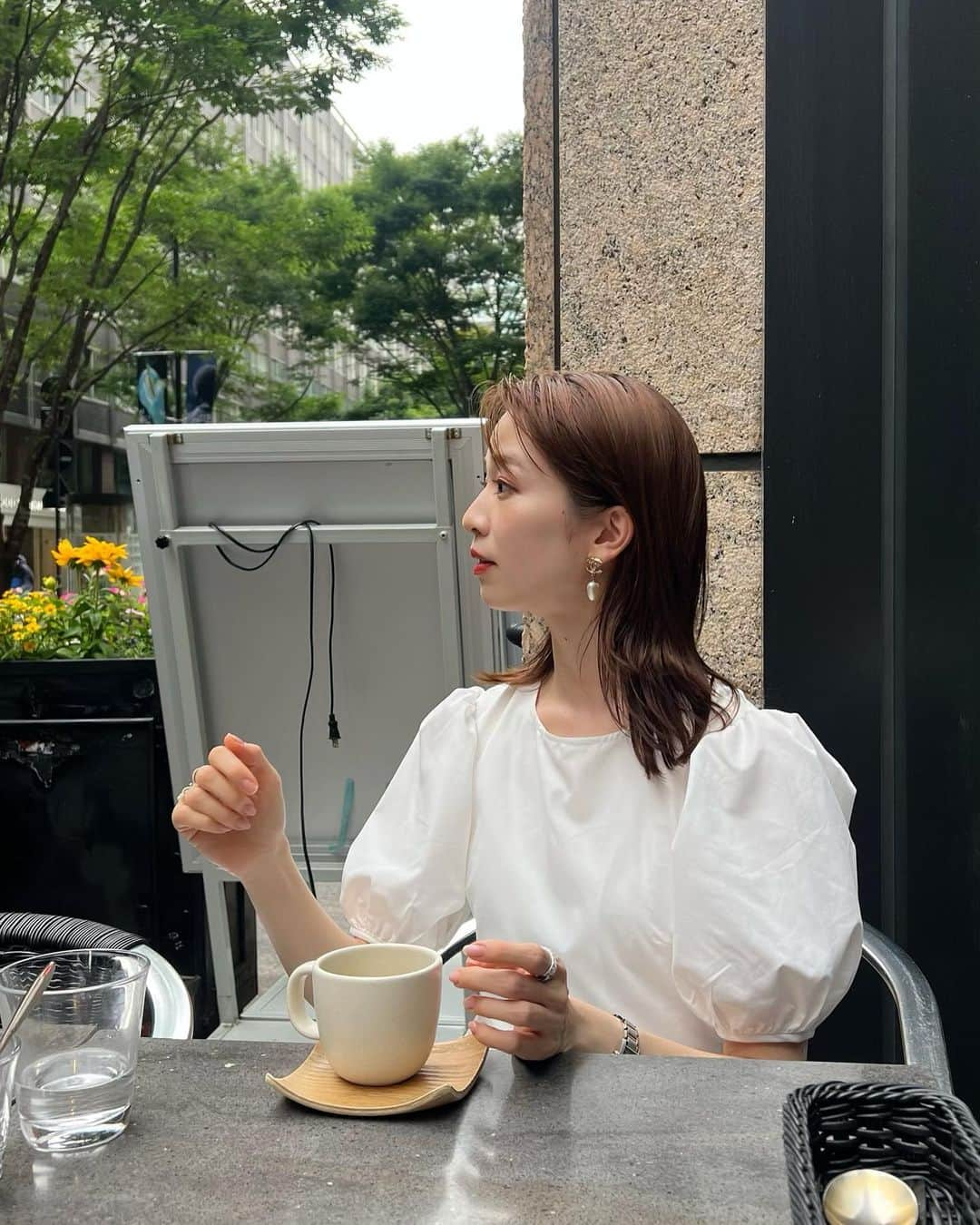 石井亜美のインスタグラム：「🦢  週末のわたし。 梅雨の晴れ間の(いや曇っていたな)貴重なテラス席〜！！  ワンピースは @nostalgia_jp さんと私のコラボ服。  この日のメイクについてご質問頂いたので、 使用したカラーコスメを載せてみます！  アイシャドウーNARSクワッドアイシャドー00122 今年の夏新しく出た人気カラーのパレットと激似と言われている、ツヤ感と色が最高にかわいいパレット。 粉落ちしにくくいので夏にも◎  @narscosmeticsjapan   チーク  ーADDICTION ザブラッシュパール004P このぽわっと感と、ツヤツヤなほっぺたを 演出してくれるチーク、他に見つからないので もう今260日間くらい毎日セルフメイクだとこれ。☜ @addictionbeauty_official   リップ  ーrom＆nd デューイフルウォーターティント01 粘膜の延長線みたいなちゅるっと感と、 落ちにくい(落ち方がきれい)感じ、たまらん！ 液状リップ特有の液漏れは少し気になりますが、 それが気にならないくらい可愛さと付け心地が勝つ。 @romand_jp   この合わせ方、めちゃくちゃ可愛いので、 よくやります🫶  おすまししてお茶をたしなむ動画を撮りたかったんだけど @shawnkym と一緒だと終始爆笑すぎてムリだった😂w  #nostalgia #fashion #marunouchi #marunouchicafe」