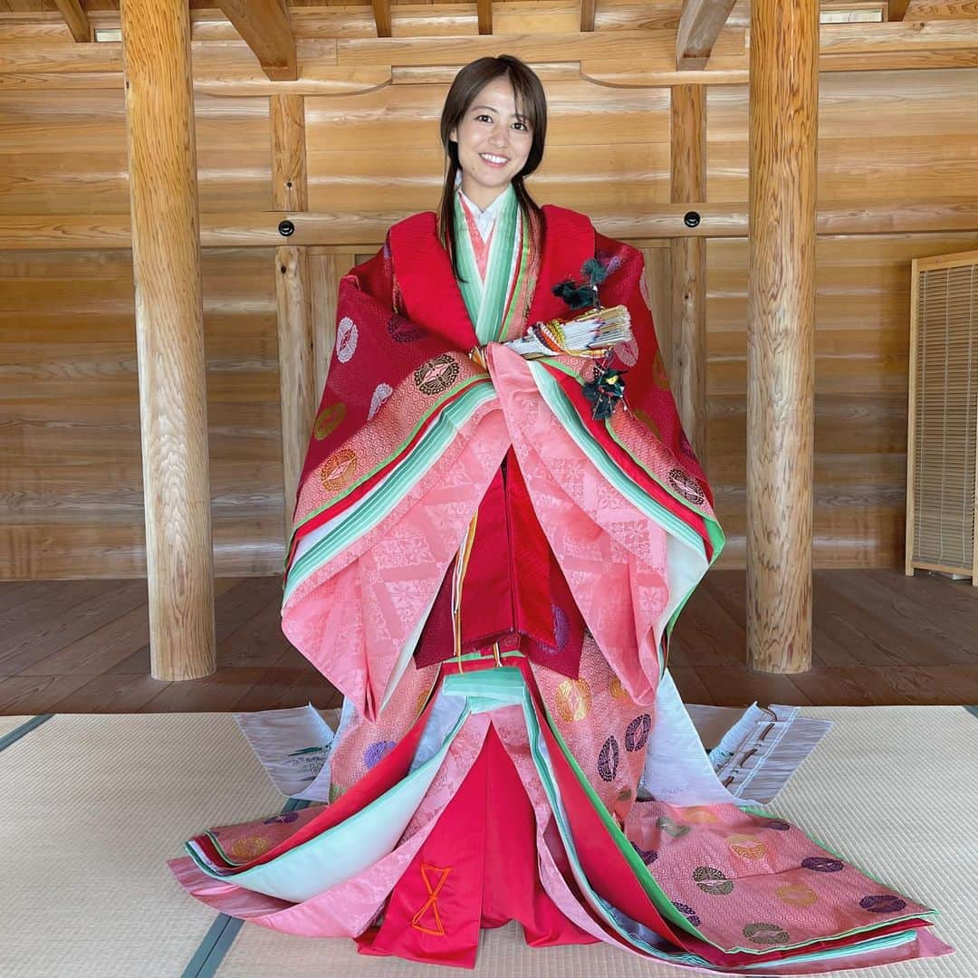 池山智瑛のインスタグラム：「. 十二単体験しました👘  三重テレビ 「新・ええじゃないか」 . #三重　#観光　#旅」