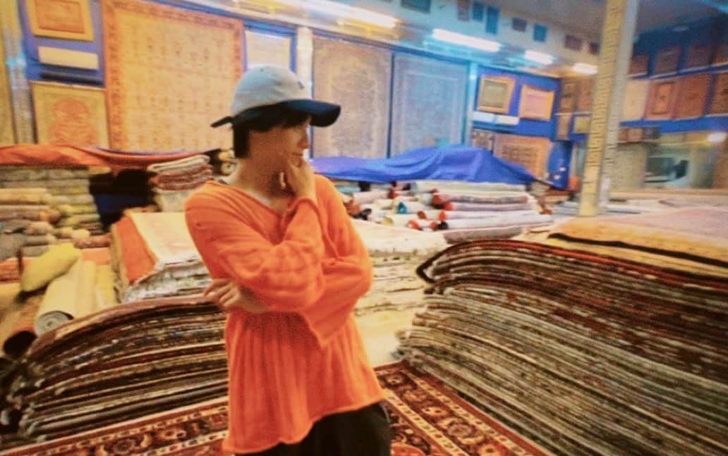 寺坂頼我のインスタグラム：「となりの絨毯のお店も行きました！ 床も壁も色とりどりの絨毯で凄かった、、、なによりほしかった、、、  #Indonesia #インドネシア」