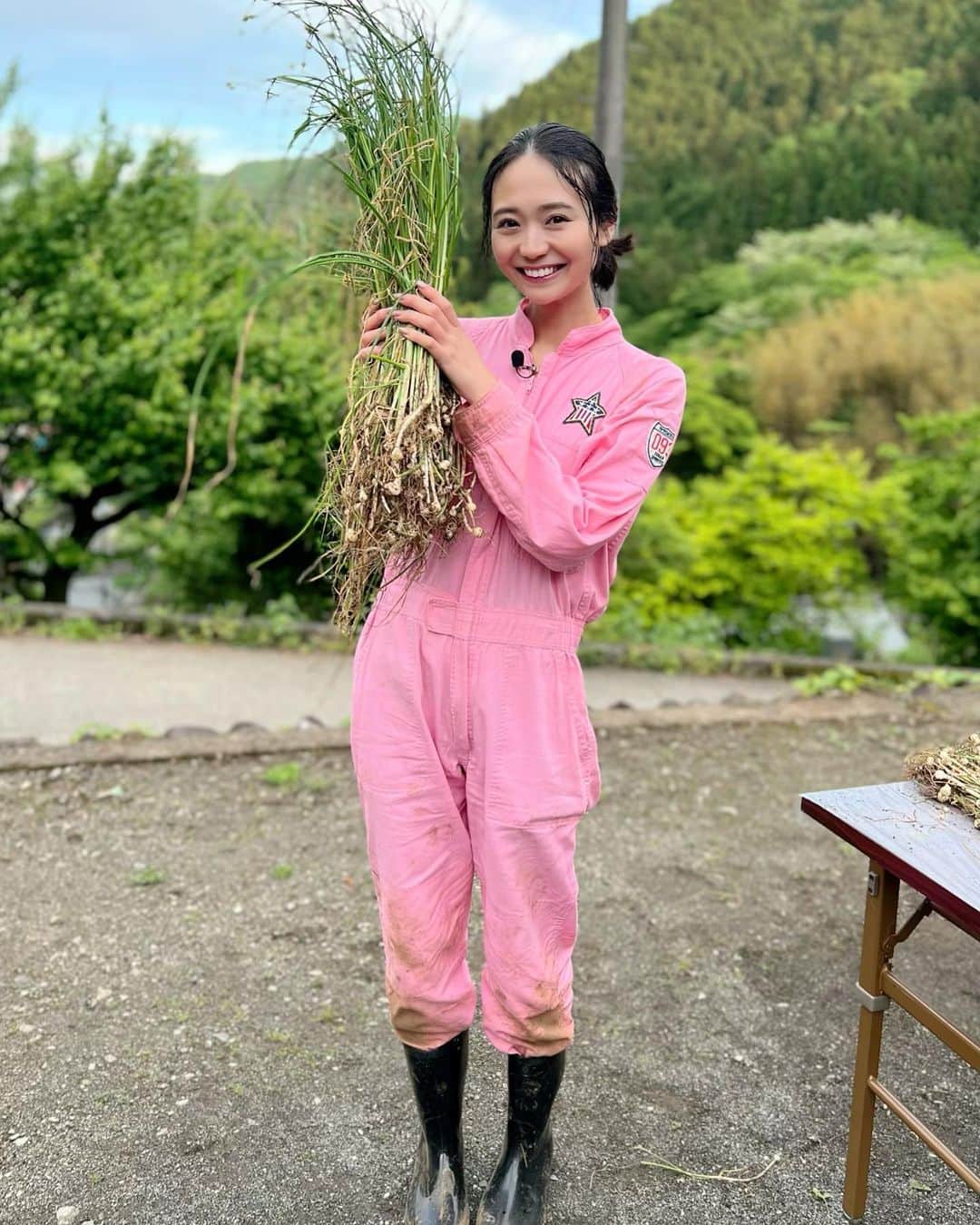 緑川静香のインスタグラム：「【お知らせ】 ⁡ 14日(水)23:59〜日テレ系全国 『それって⁉︎実際どうなの課』 ⁡ 出演させて頂きます☺️✨ ⁡ 先週はおばたさんの企画に助っ人として出演させて頂きました💪 たくさんノビル採ったぞーーー🥰 という写真で告知させて頂きます✨笑 ⁡ 今週は我が不用品企画ですっ❣️笑 【スマホ１つで家の不用品を全部売ったら実際いくらになるのか？】 ⁡ 今回は大量のレトロゲームが眠るお宅へっ✨ これまで多くのゲーム機を見てきましたけど、また新たな、見たことのないレトロゲーム機に出会います！🤣 果たしていくらになるのか…！？ ⁡ 乞うご期待❤️❤️❤️ ⁡ 放送中の副音声ラジオ配信もしますので、一緒に観ながらワイワイ話しましょー☺️ ⁡ お楽しみにぃーーー🌸 ⁡ #それって実際どうなの課  #ピンクつなぎ #つなぎがドロドロになりながら #ノビルを採り続けた先週 #見逃した方はTverで観てね #大変でしたが楽しかったぁぁぁ #おばたさんありがとうございます #今週は私の番 #ぜひ観てね❤️ #放送前インスタライブも23:40〜やっちゃいます #放送中はラジオトーク生配信 #まだの方はラジオトークアプリを取ってお待ちくださいね❤️」