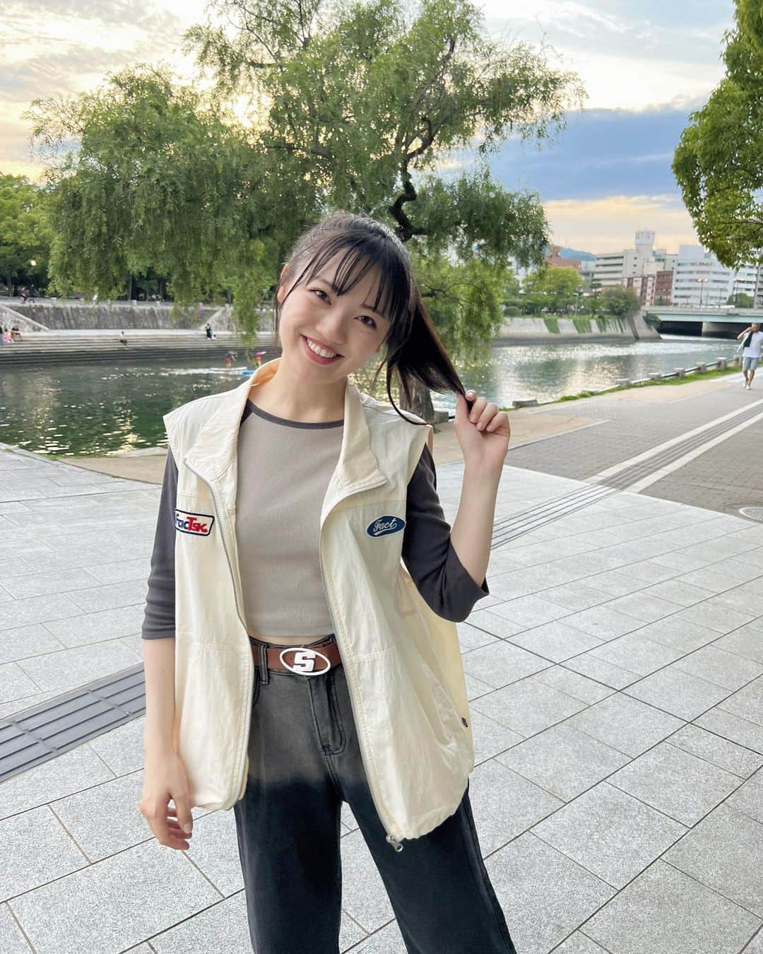 希山愛さんのインスタグラム写真 - (希山愛Instagram)「* 広島ではお好み焼きを食べて もみじ饅頭も食べて 温泉に行ってサウナにも行ってきました😌💭  おみやげに芋けんぴも買えて、 楽しい広島の旅になりました！！  またゆっくり行きたいな〜🫶🏻🫶🏻  #宇品天然温泉 #ほの湯 #温泉  #お好み焼き #広島 #広島観光 #あいcode #ootd #fashion #ベスト #ラグラン #デニム #ドクターマーチン  #whoswhogallery #followme #99line」6月12日 20時48分 - kiyama_ai_official
